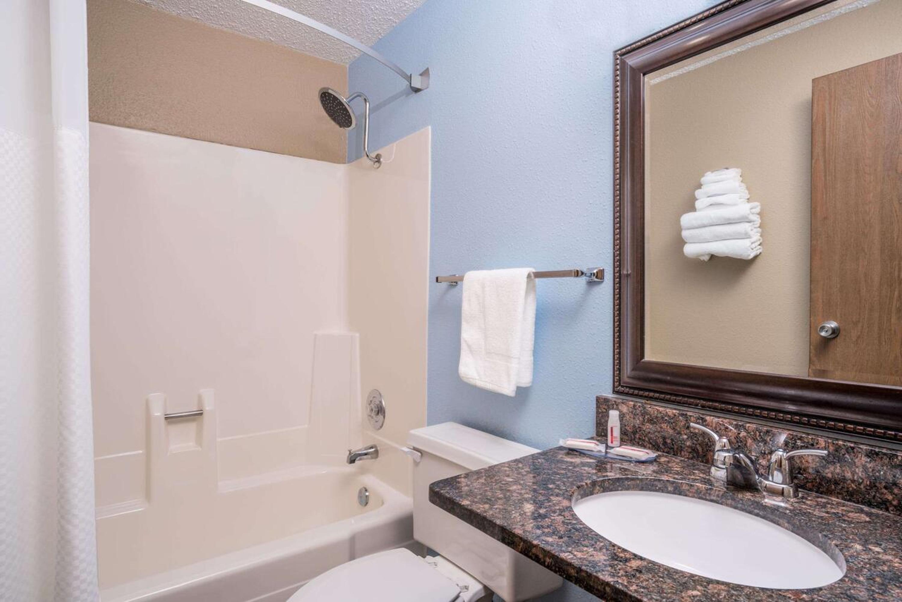 Bismarck Vacations - Super 8 by Wyndham Bismarck - Property Image 21