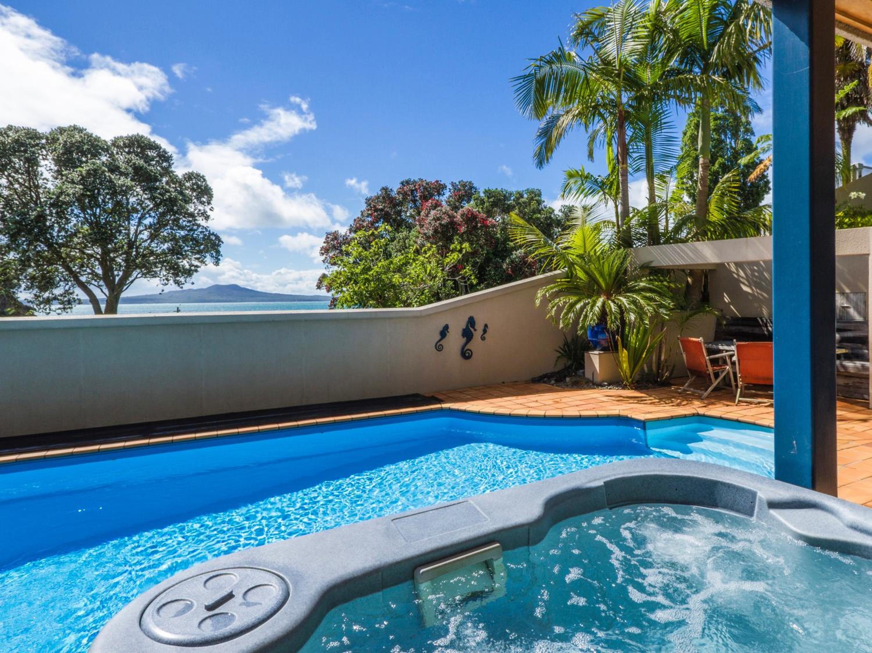 Beachside Holiday - Castor Bay Holiday Apartment photo 3