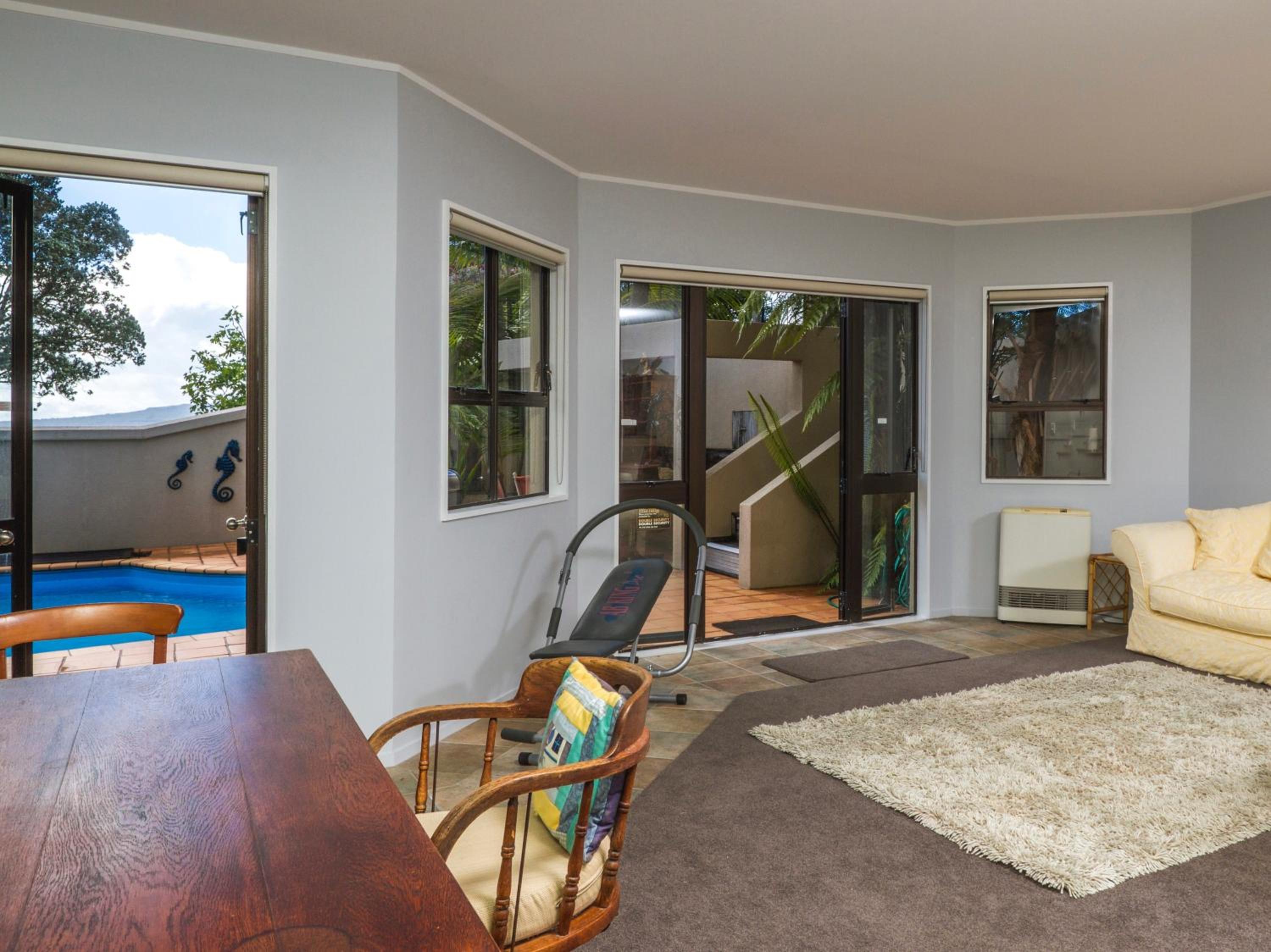 Beachside Holiday - Castor Bay Holiday Apartment photo 5
