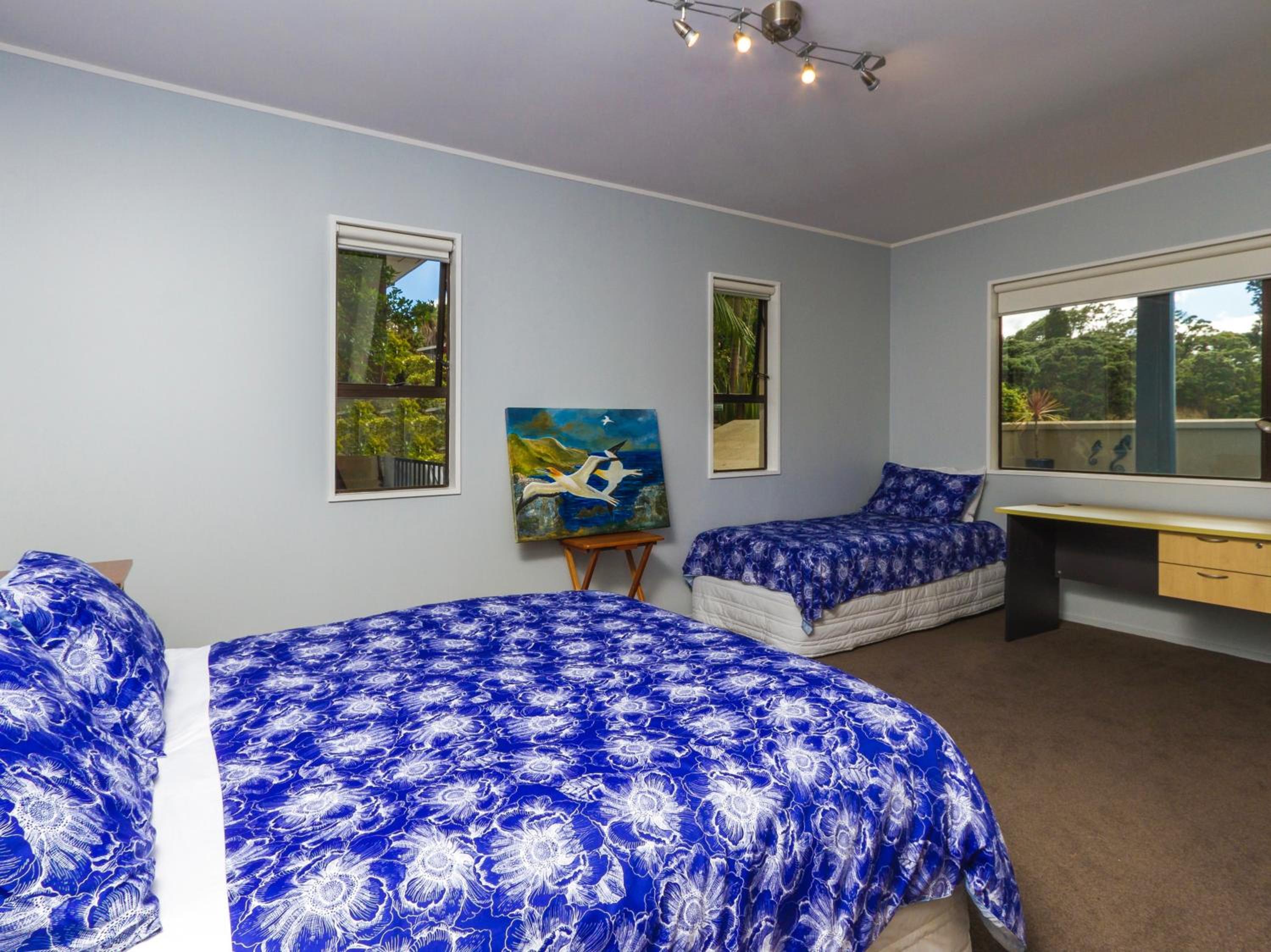 Beachside Holiday - Castor Bay Holiday Apartment photo 2