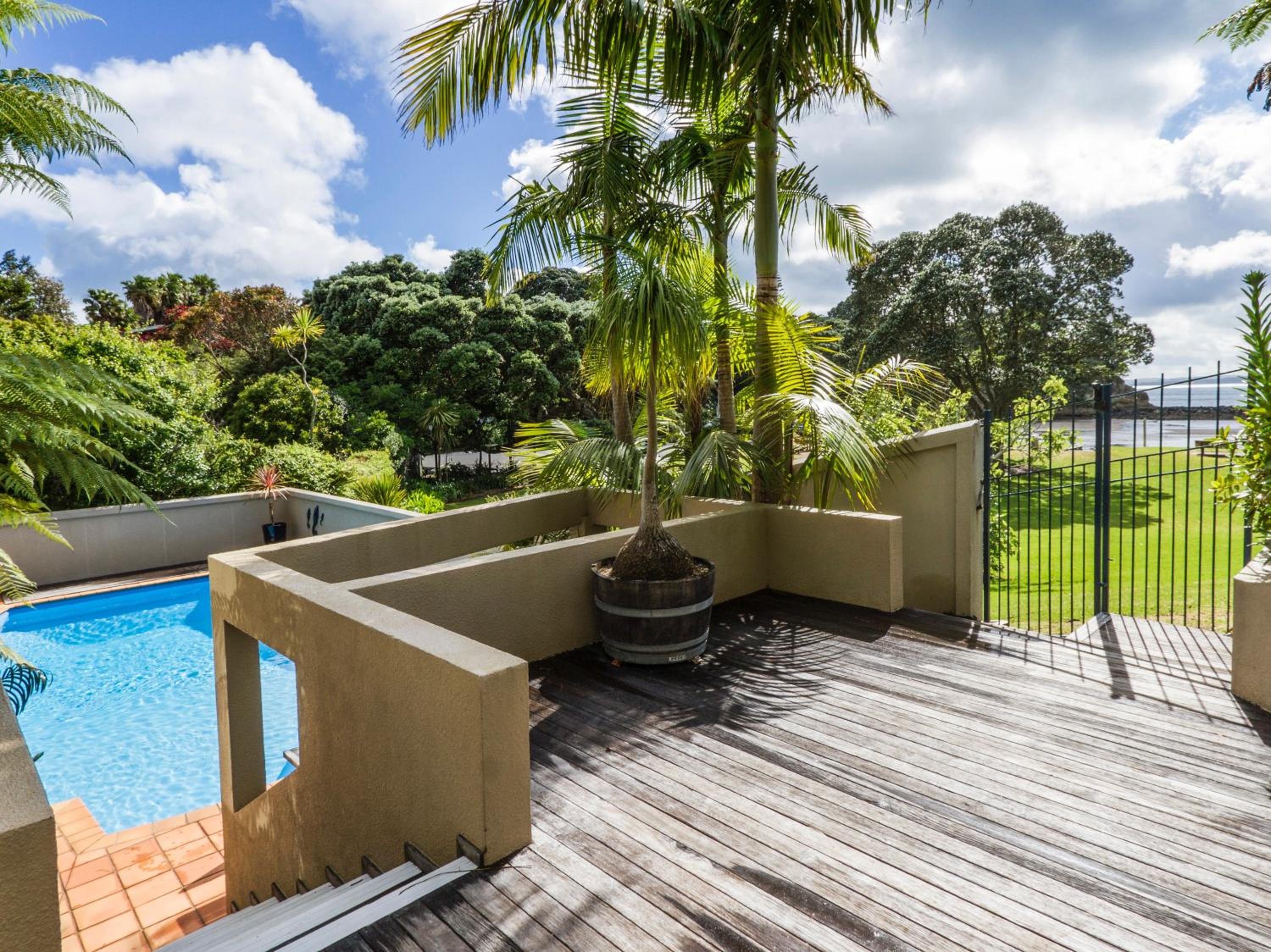 Beachside Holiday - Castor Bay Holiday Apartment — Auckland