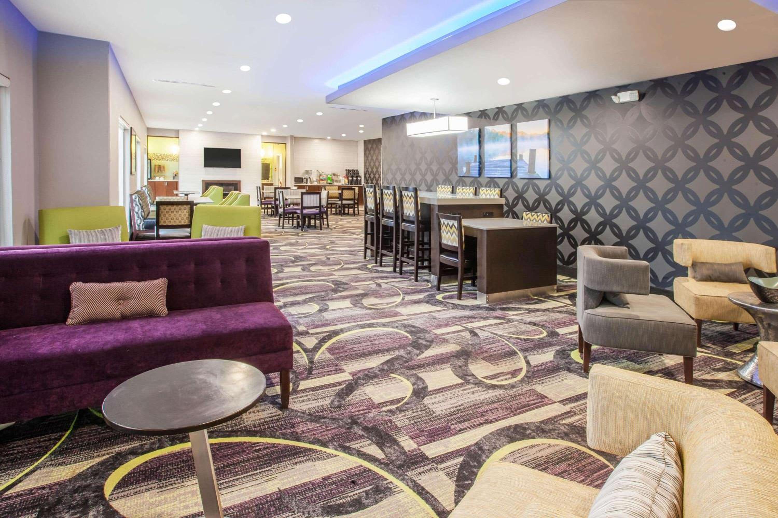 La Quinta Inn and Suites by Wyndham Elkhart