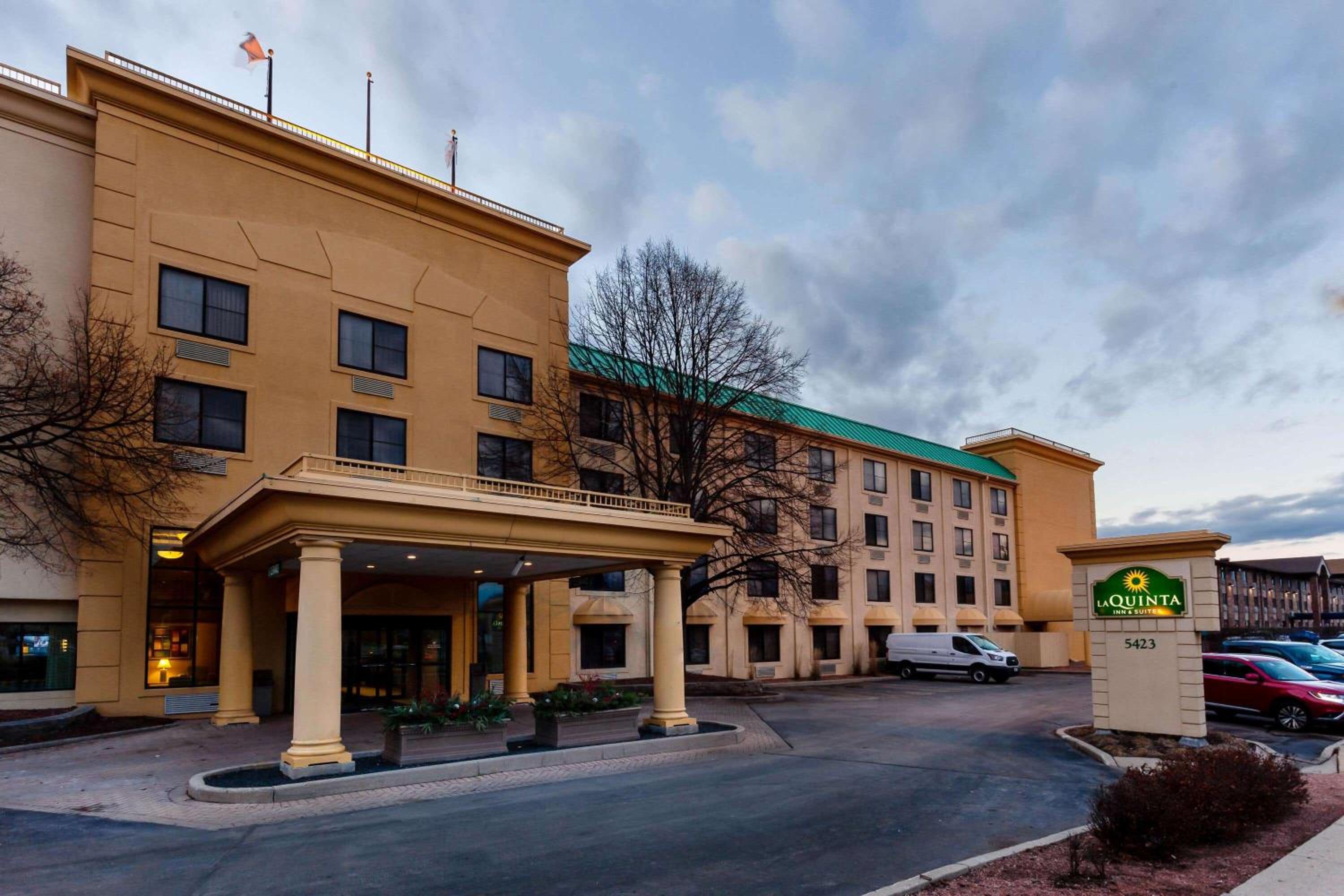 Milwaukee Vacations - La Quinta by Wyndham Milwaukee Bayshore Area - Property Image 1