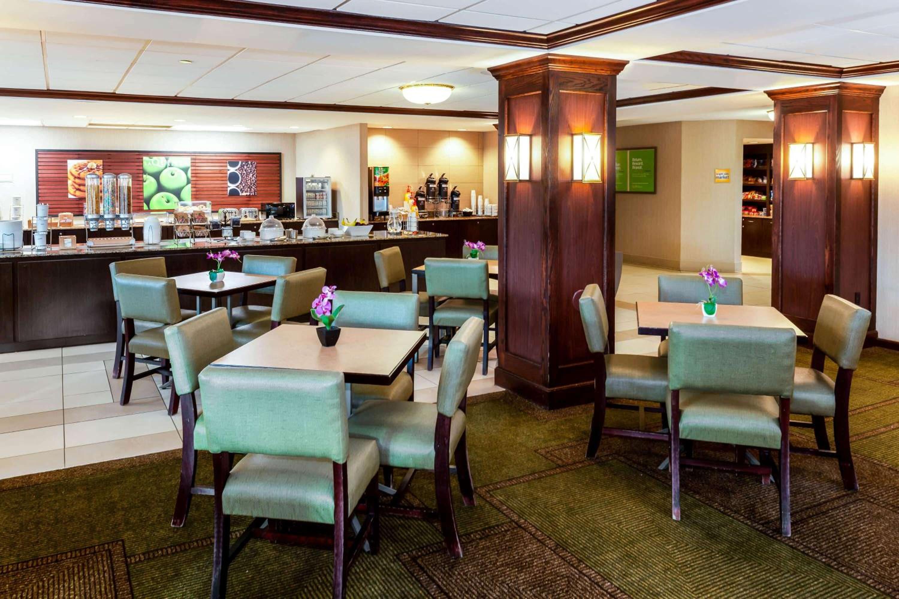 Milwaukee Vacations - La Quinta by Wyndham Milwaukee Bayshore Area - Property Image 2