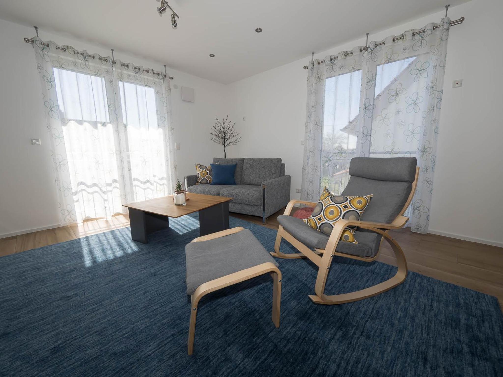 16Lilien Apartmentwohnung Gartenblick view 2