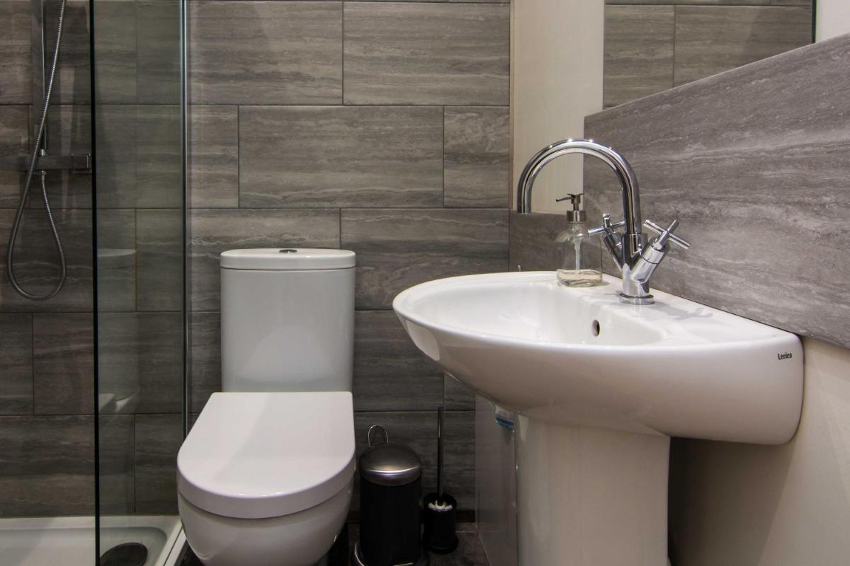 Market Street Apartments - City Centre Modern 1bedroom Apartments with NEW WIFI and Very Close to Tram view 3