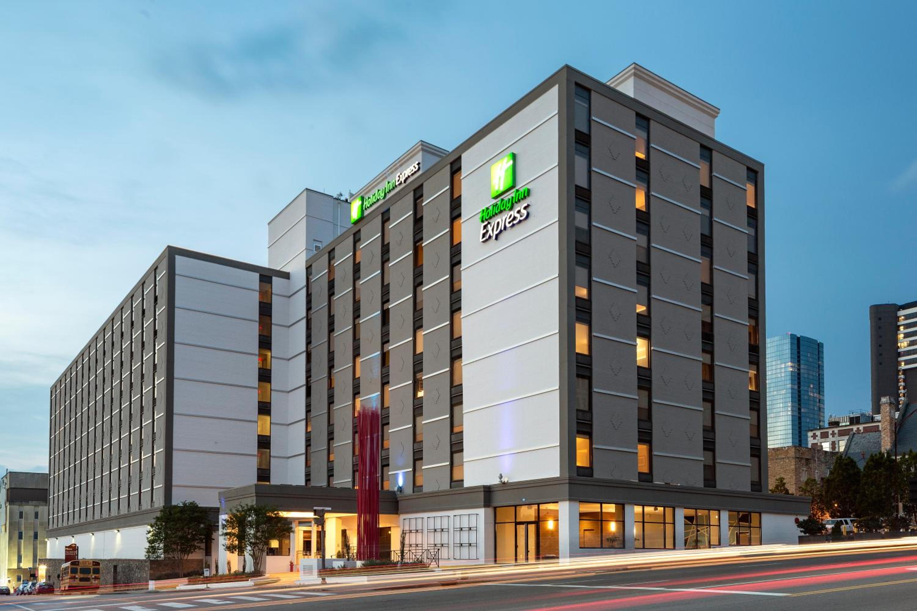 Hotel Holiday Inn Express Nashville-Downtown - Broadway, an IHG Hotel - Image 1