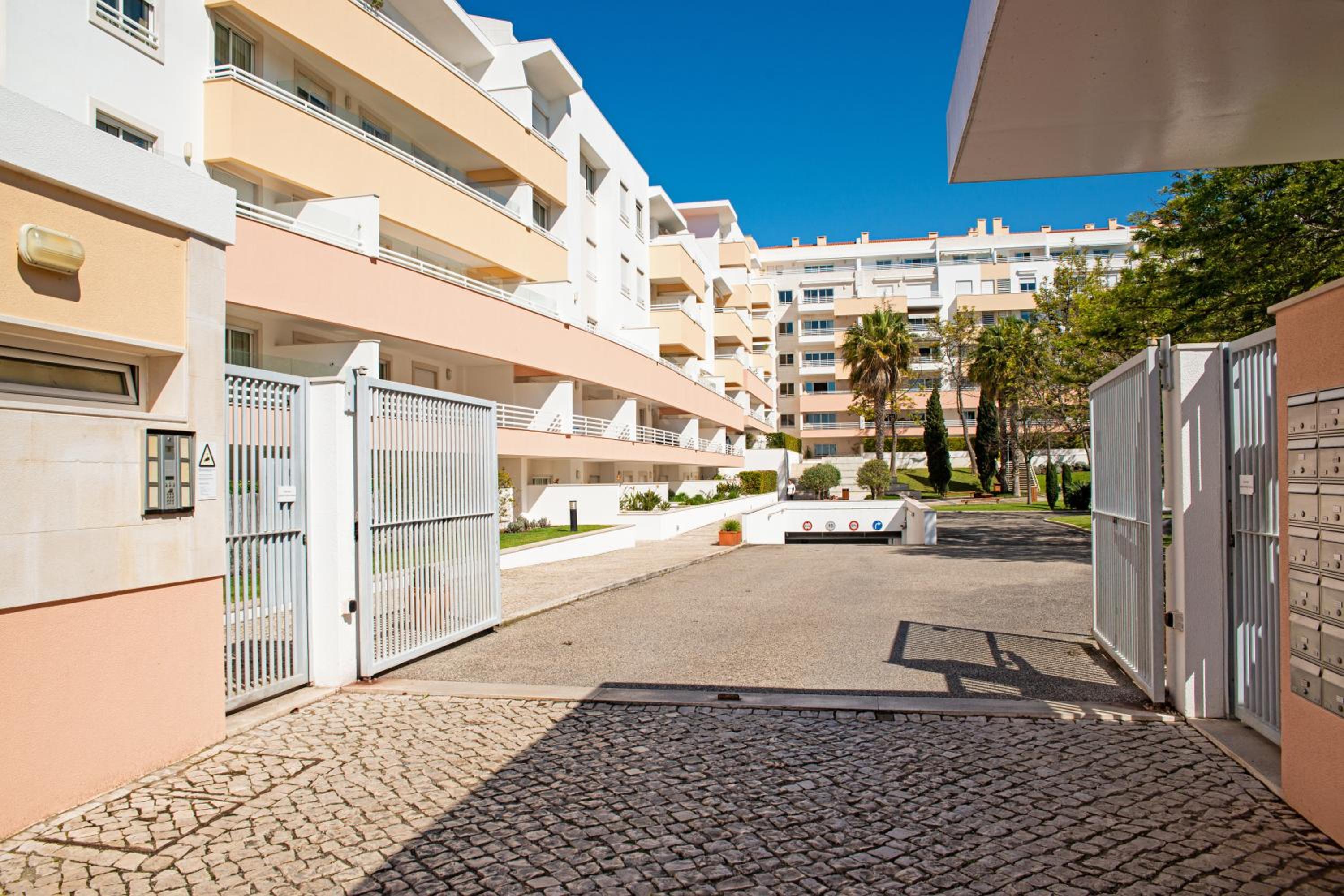 Hotel Bafureira Cascais Apartment; Condomínio privado com piscina - Image 1