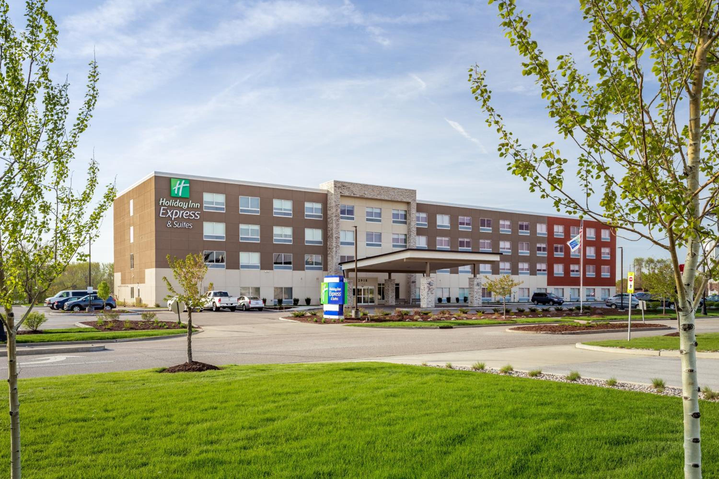 Hotel Holiday Inn Express & Suites Hammond, an IHG Hotel - Image 1