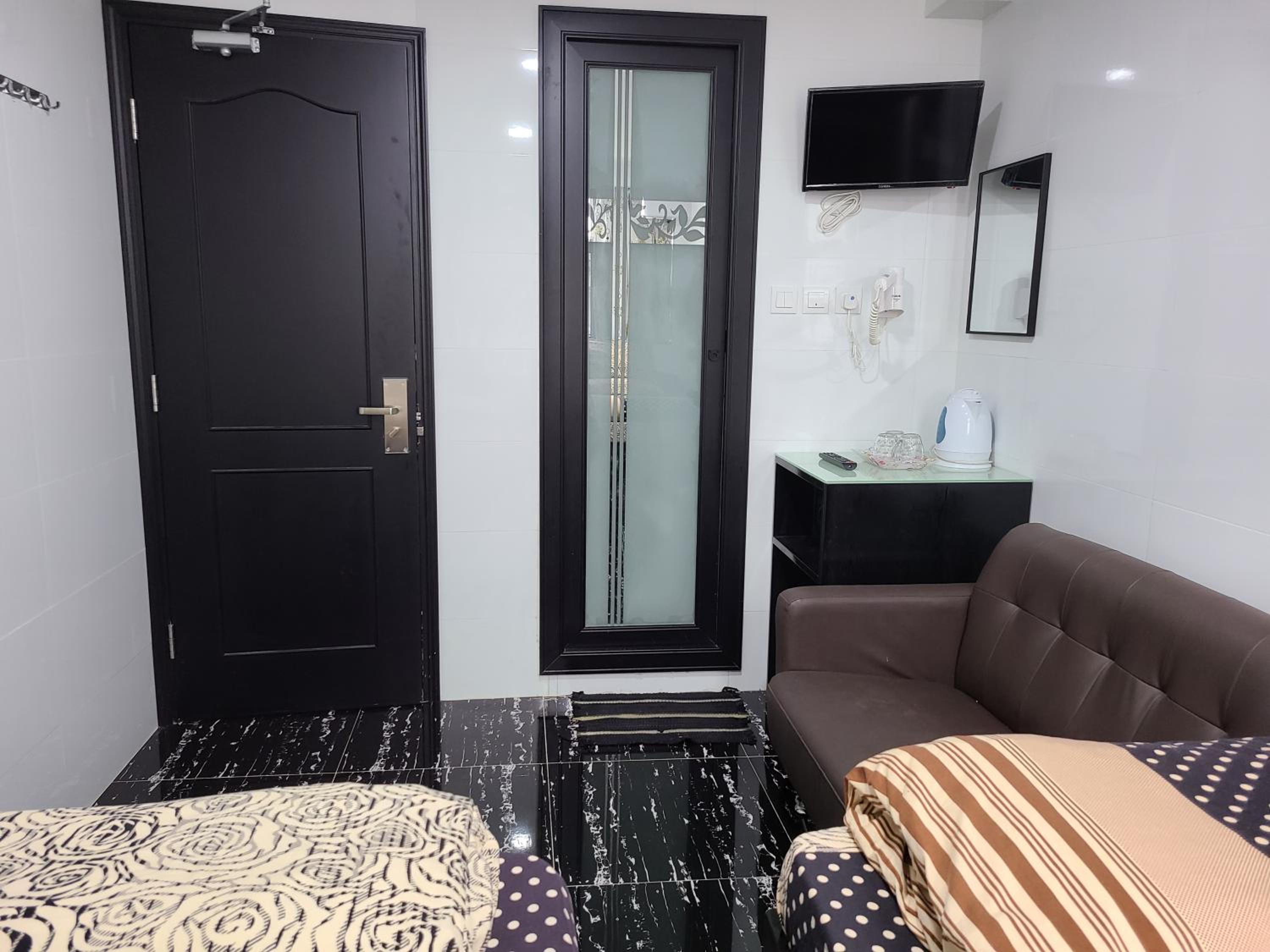 Hostel 16 RECEPTION 24 HOUR Block E 10th floor CHUNG KING MANSION TSIM SHA TSUI KOWLOON