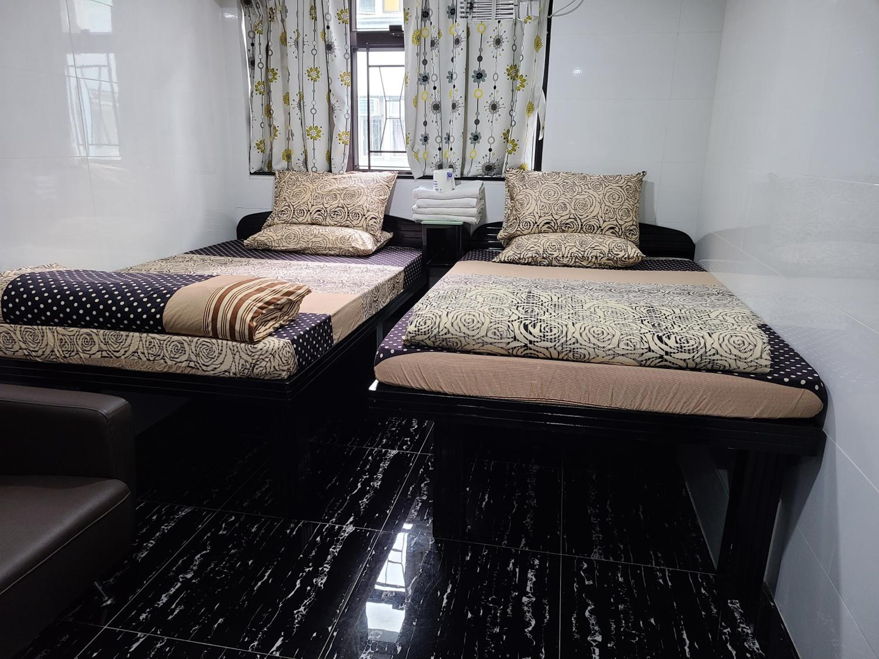 Hostel 16 RECEPTION 24 HOUR Block E 10th floor CHUNG KING MANSION TSIM SHA TSUI KOWLOON