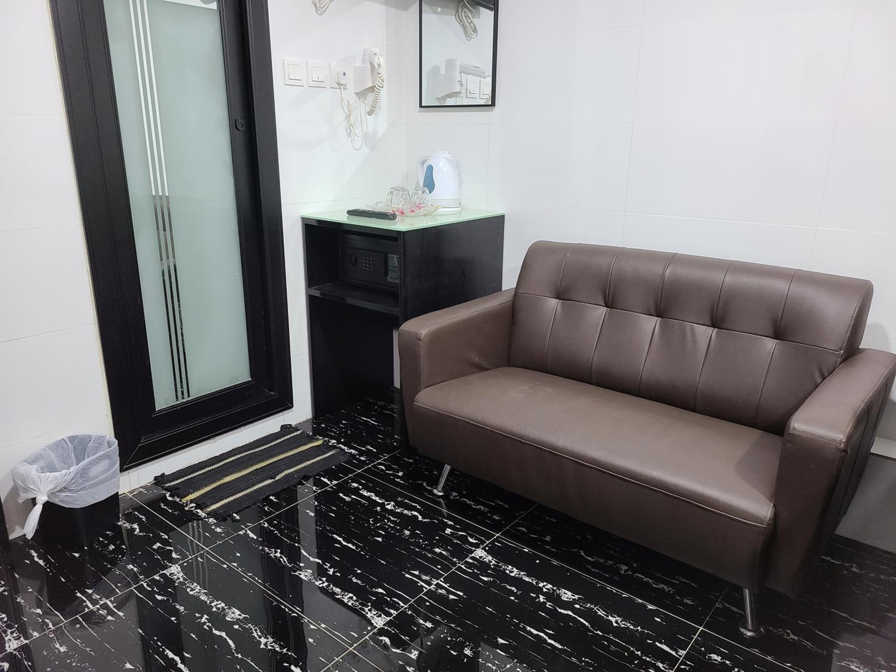 Hostel 16 RECEPTION 24 HOUR Block E 10th floor CHUNG KING MANSION TSIM SHA TSUI KOWLOON