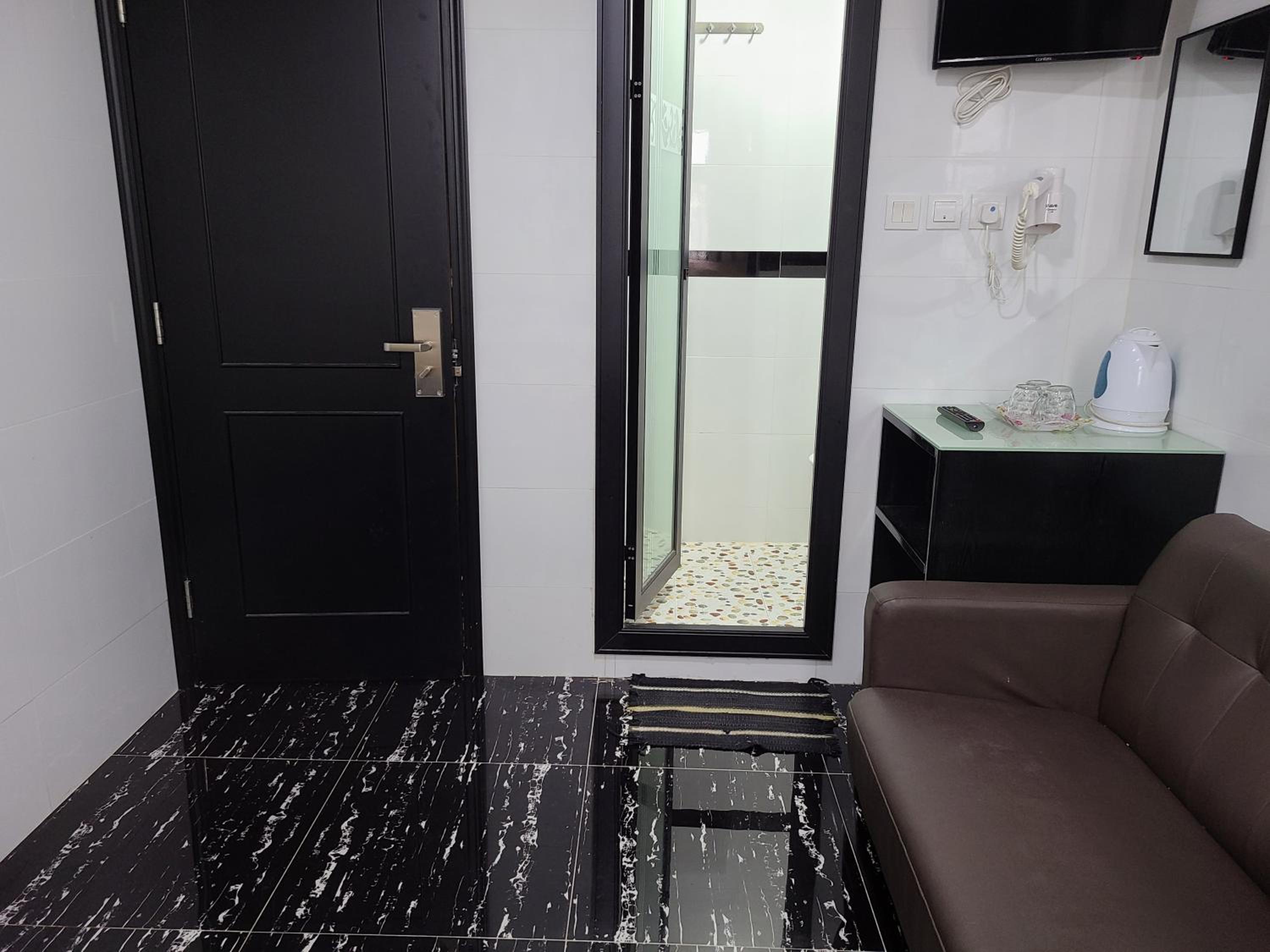 Hostel 16 RECEPTION 24 HOUR Block E 10th floor CHUNG KING MANSION TSIM SHA TSUI KOWLOON