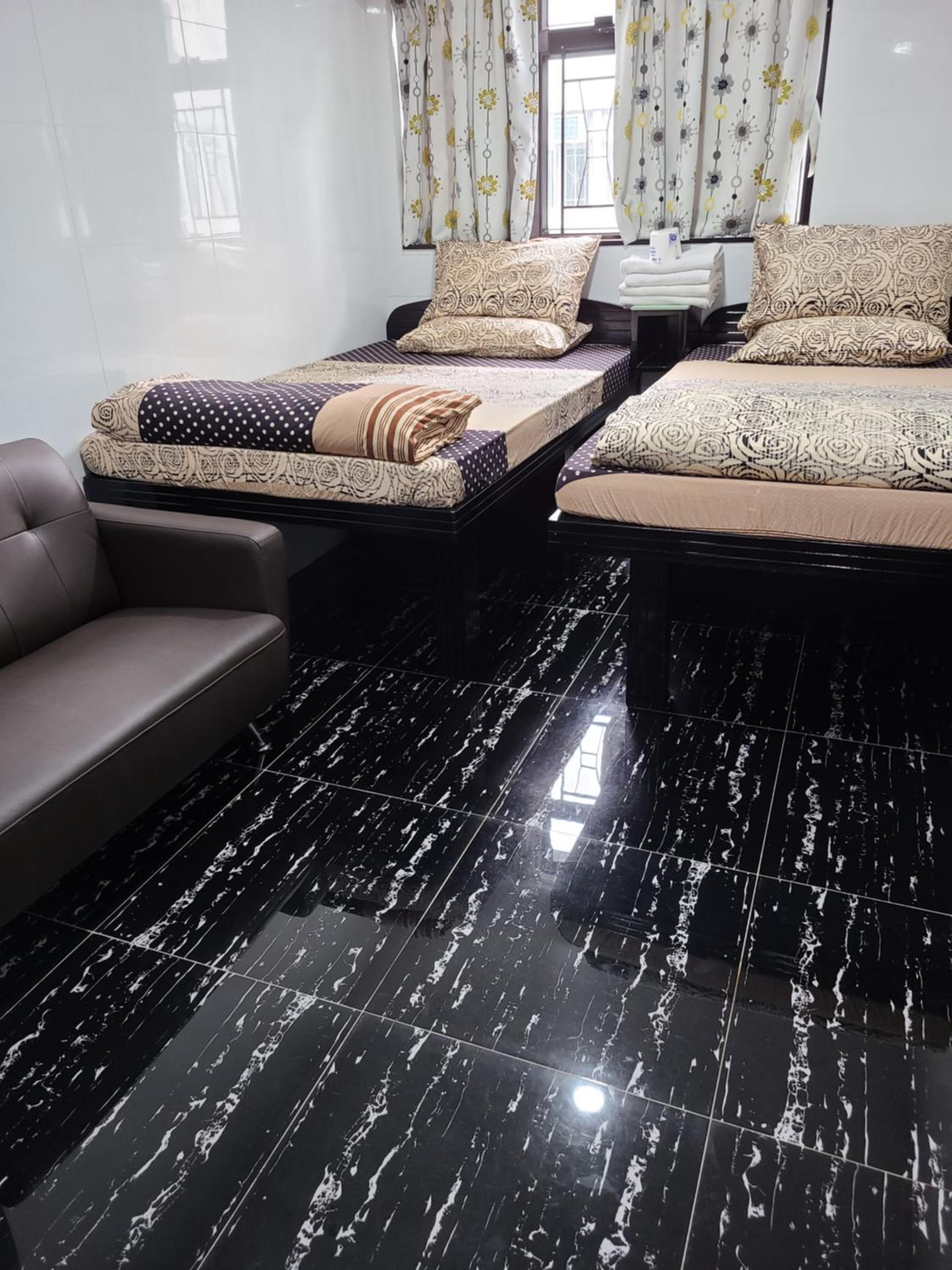 Hostel 16 RECEPTION 24 HOUR Block E 10th floor CHUNG KING MANSION TSIM SHA TSUI KOWLOON