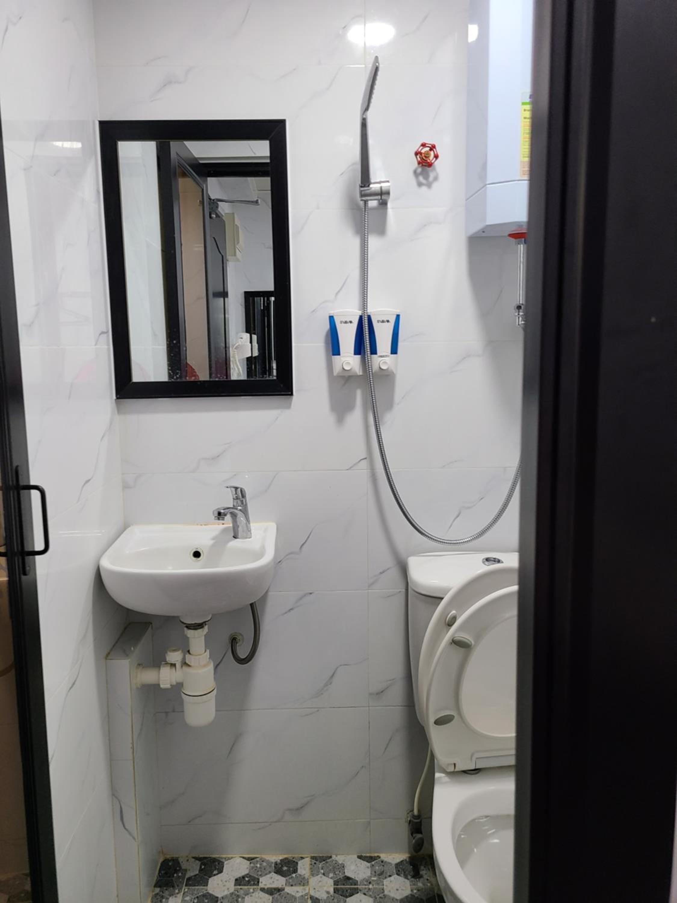 Hostel 16 RECEPTION 24 HOUR Block E 10th floor CHUNG KING MANSION TSIM SHA TSUI KOWLOON