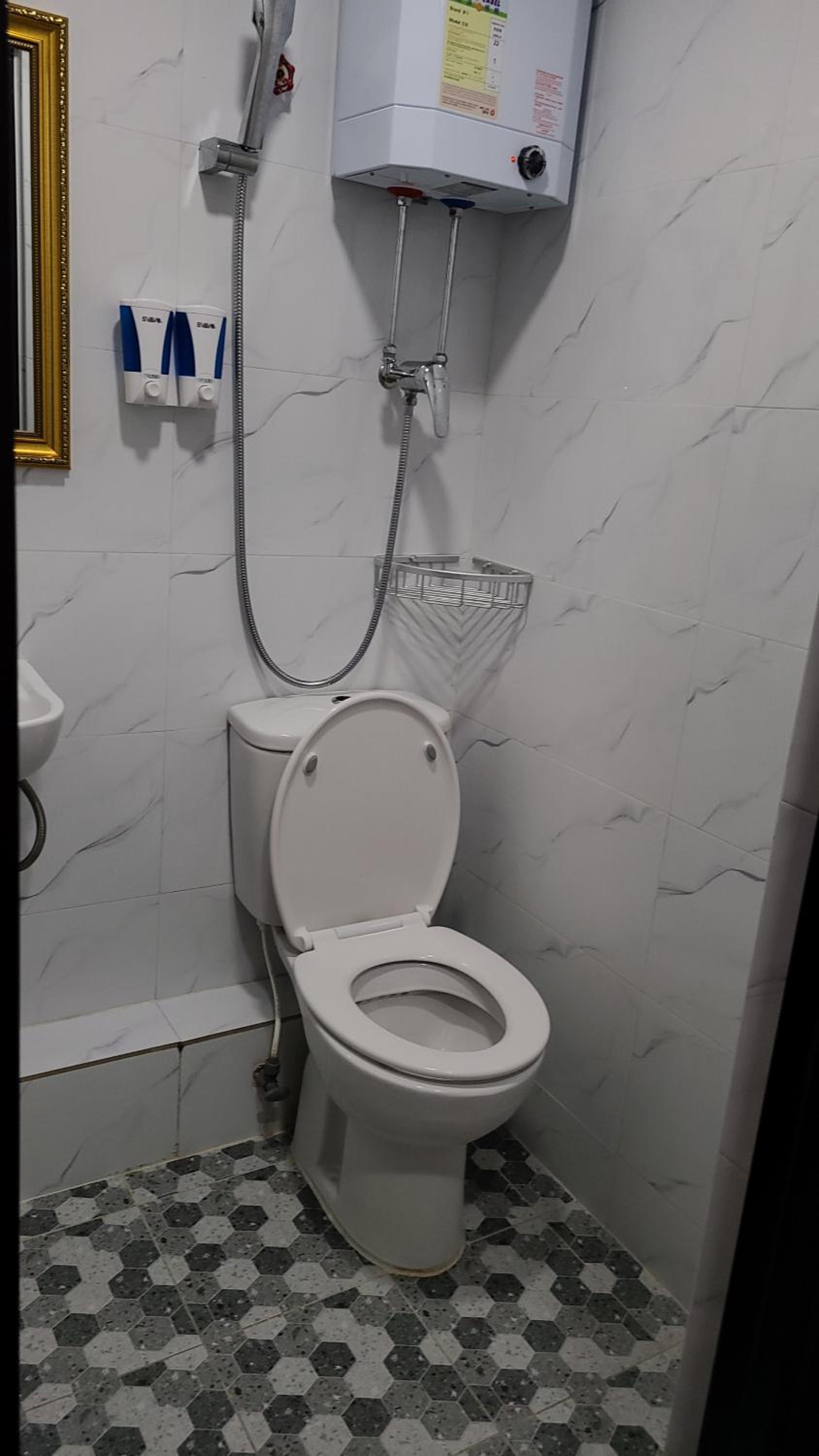 Hostel 16 RECEPTION 24 HOUR Block E 10th floor CHUNG KING MANSION TSIM SHA TSUI KOWLOON