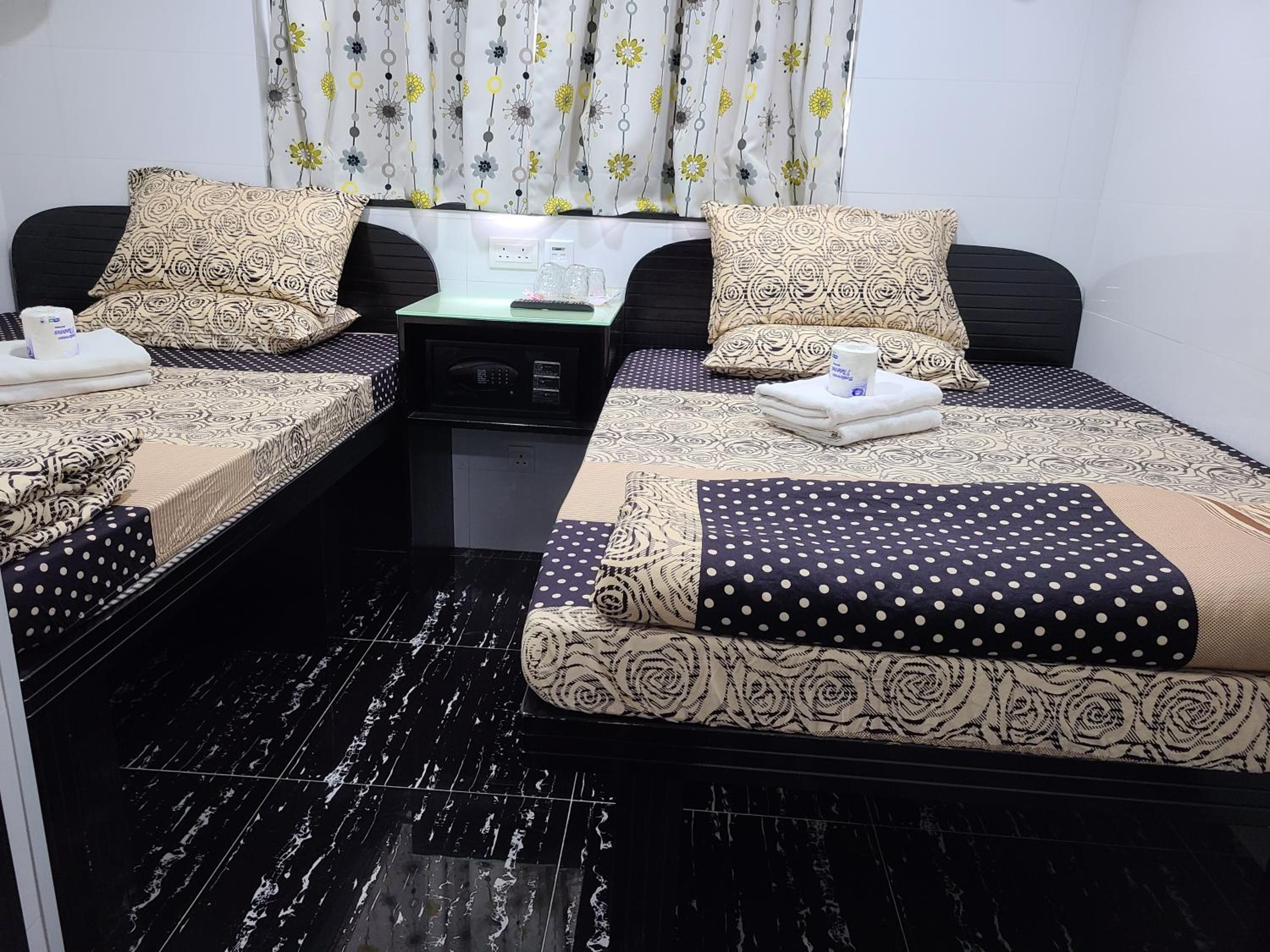 Hostel 16 RECEPTION 24 HOUR Block E 10th floor CHUNG KING MANSION TSIM SHA TSUI KOWLOON