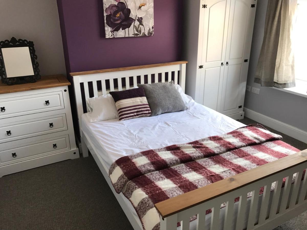 K Stunning 5 Bed Sleeps 8 Families Workers by Your Night Inn Group view 4