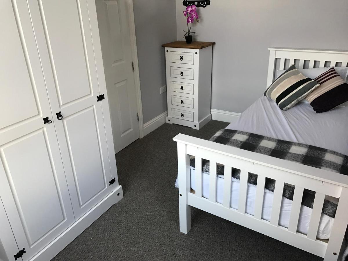 K Stunning 5 Bed Sleeps 8 Families Workers by Your Night Inn Group view 5