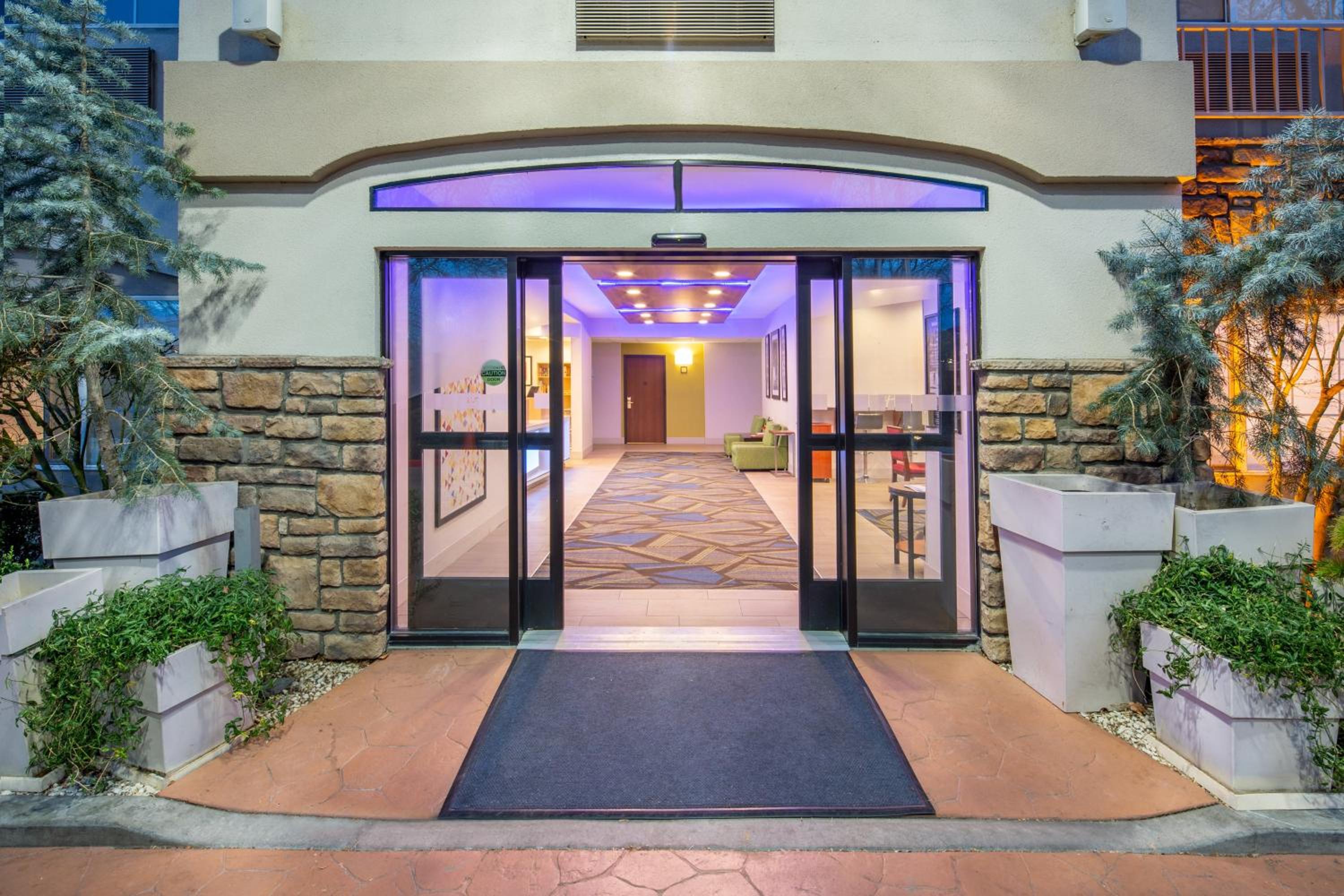 Bishop Vacations - Holiday Inn Express Hotel  Suites Bishop, an IHG Hotel - Property Image 8