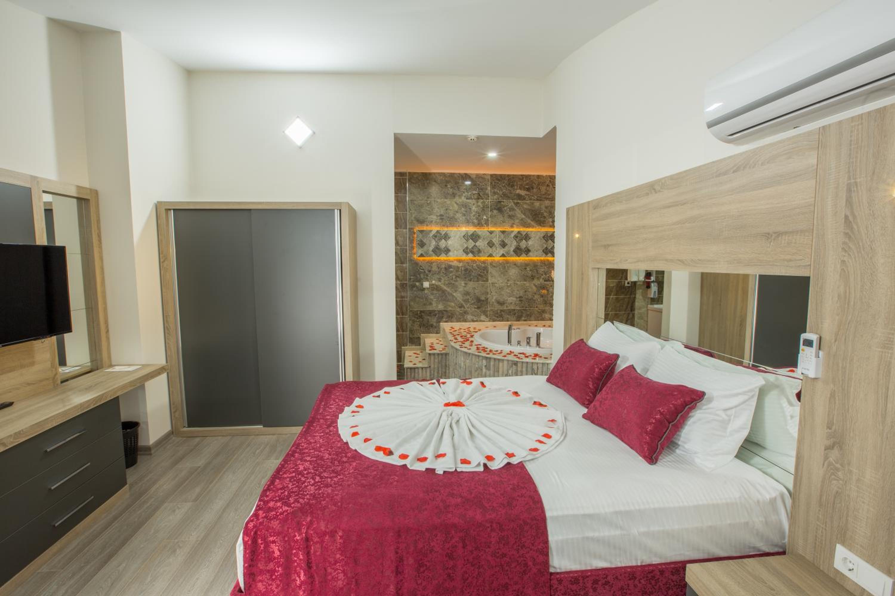 Elanis Suites - Image 33