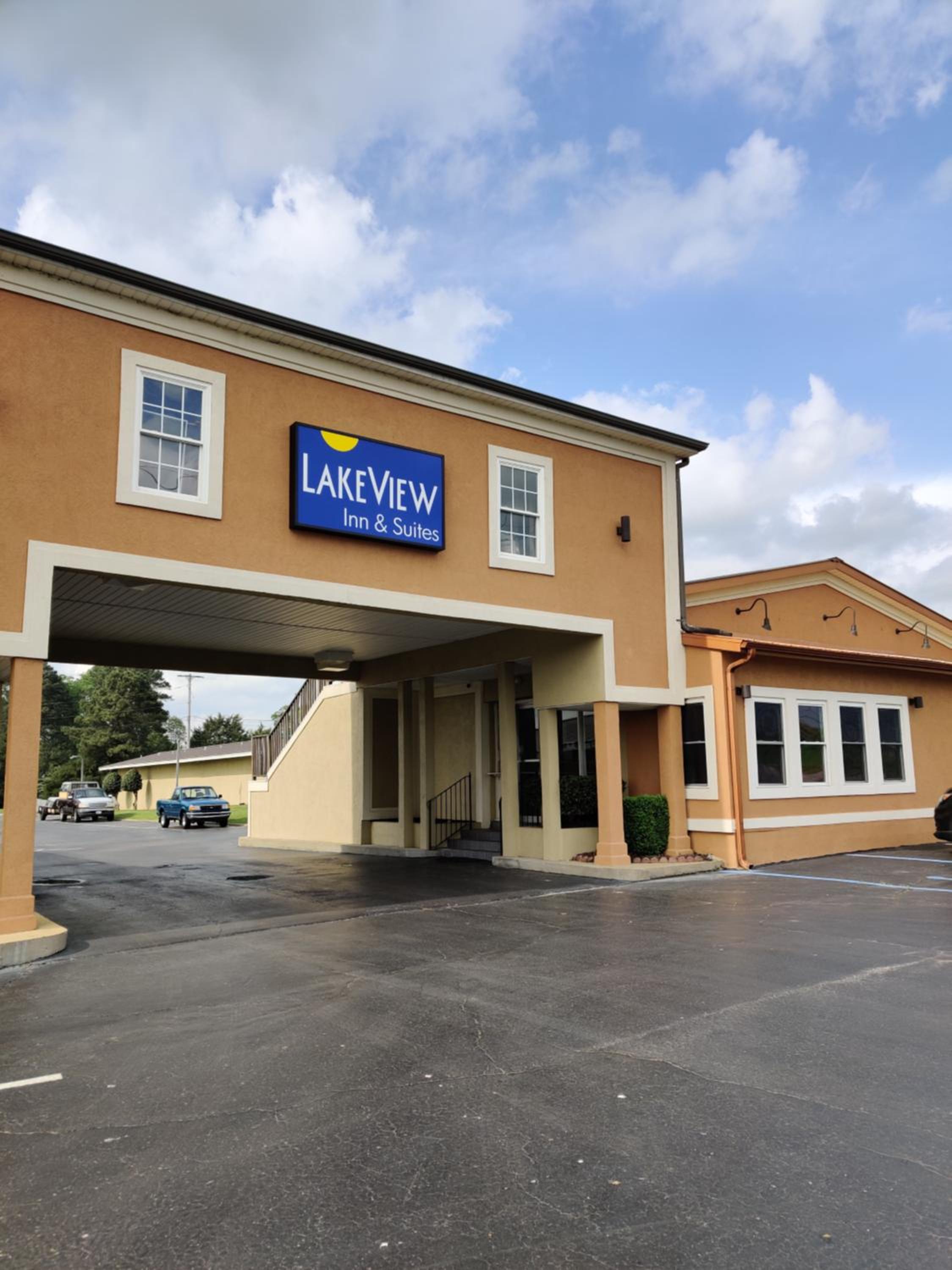 Florence Vacations - Lake View Inn  Suites - Property Image 1