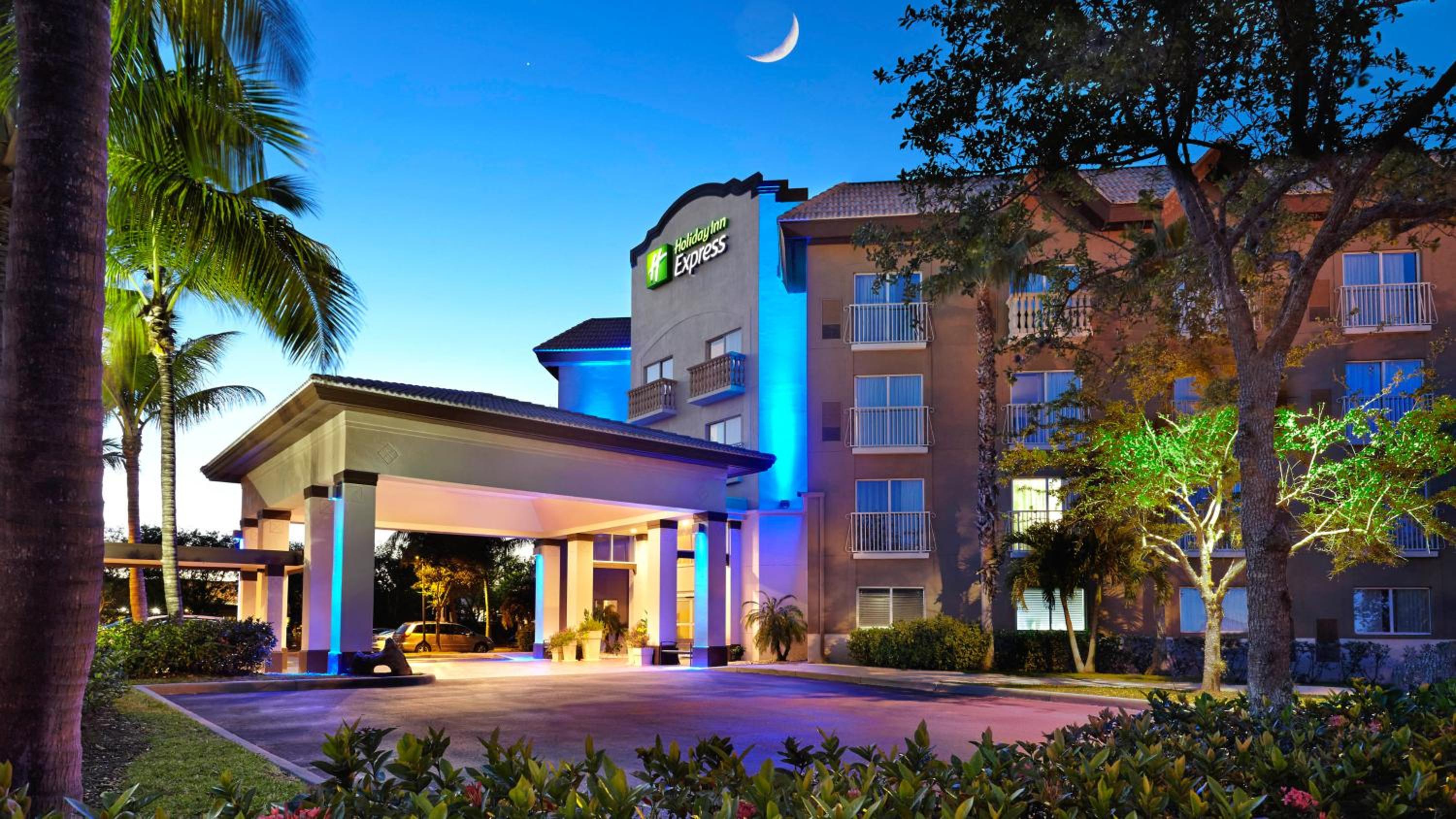 Holiday Inn Express & Suites Naples Downtown - 5th Avenue, an IHG Hotel