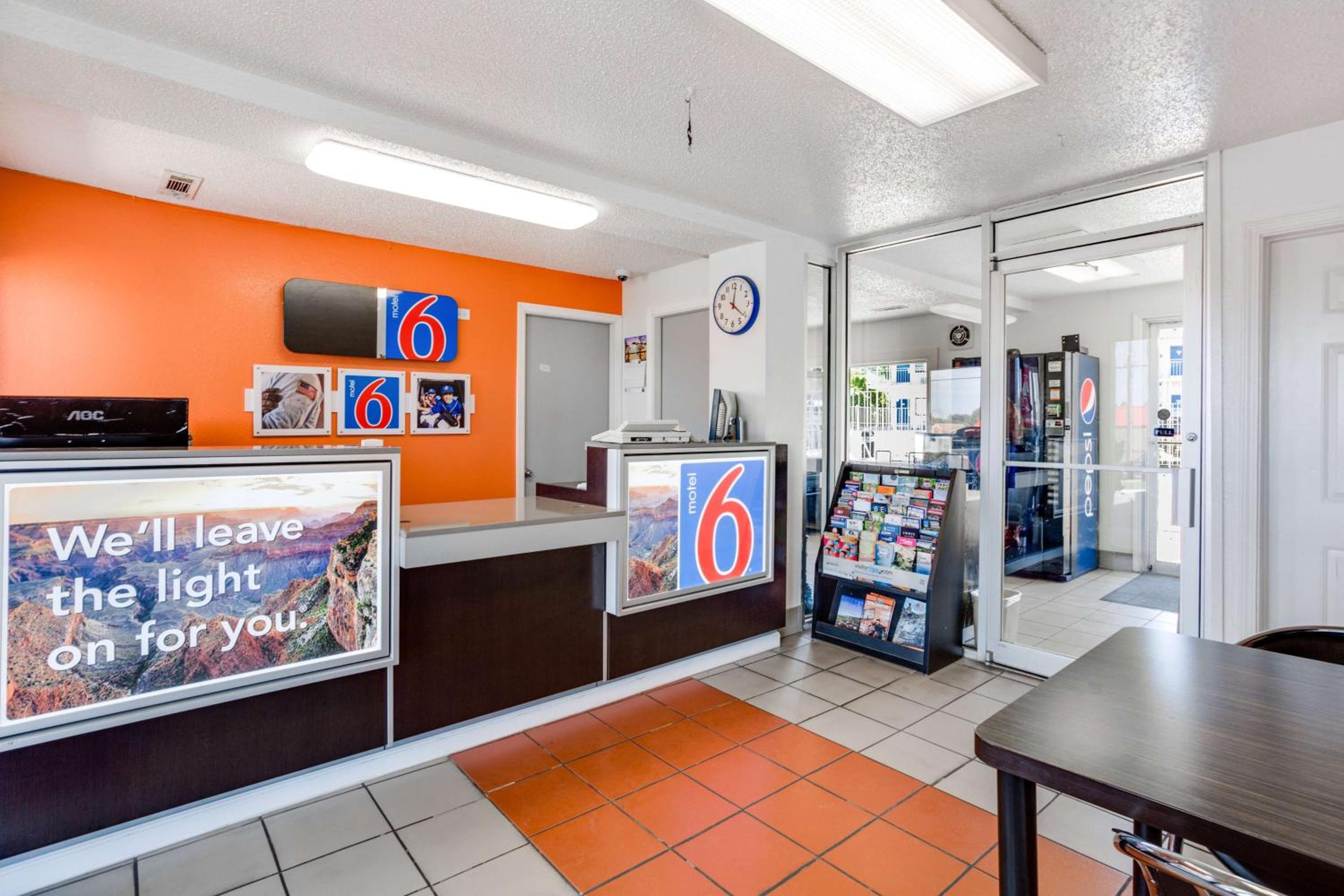 Motel 6-Fayetteville, AR