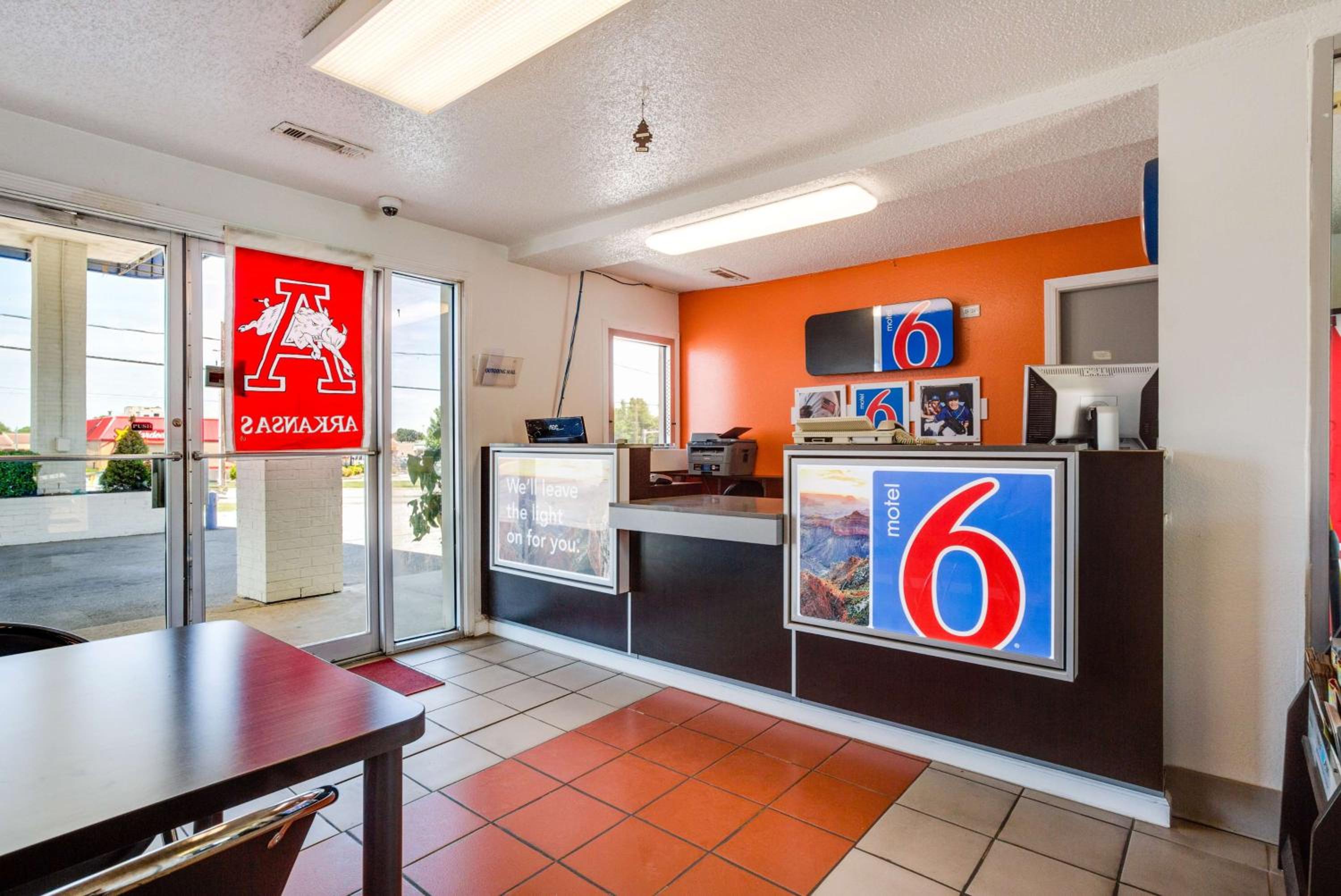 Motel 6-Fayetteville, AR