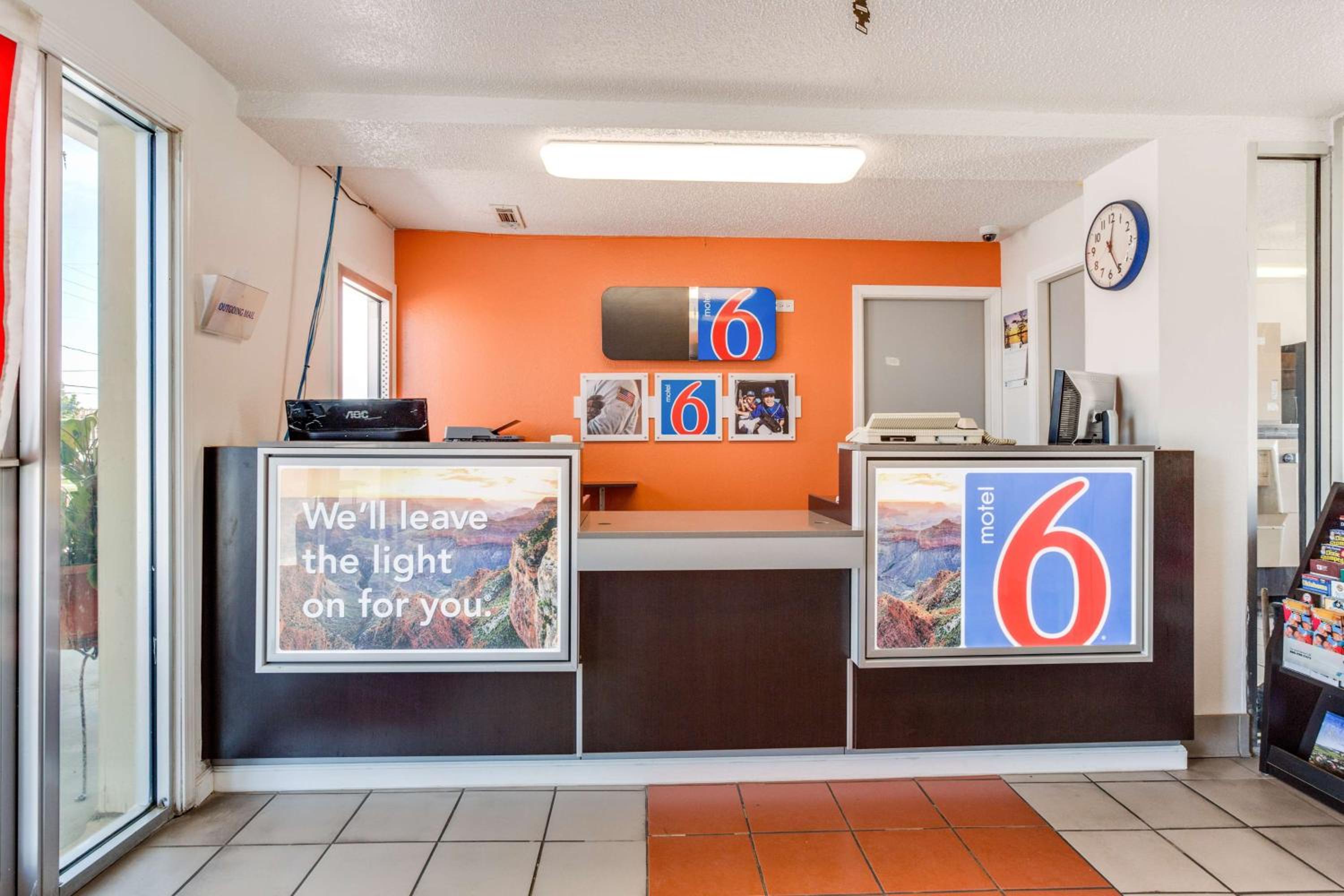 Motel 6-Fayetteville, AR