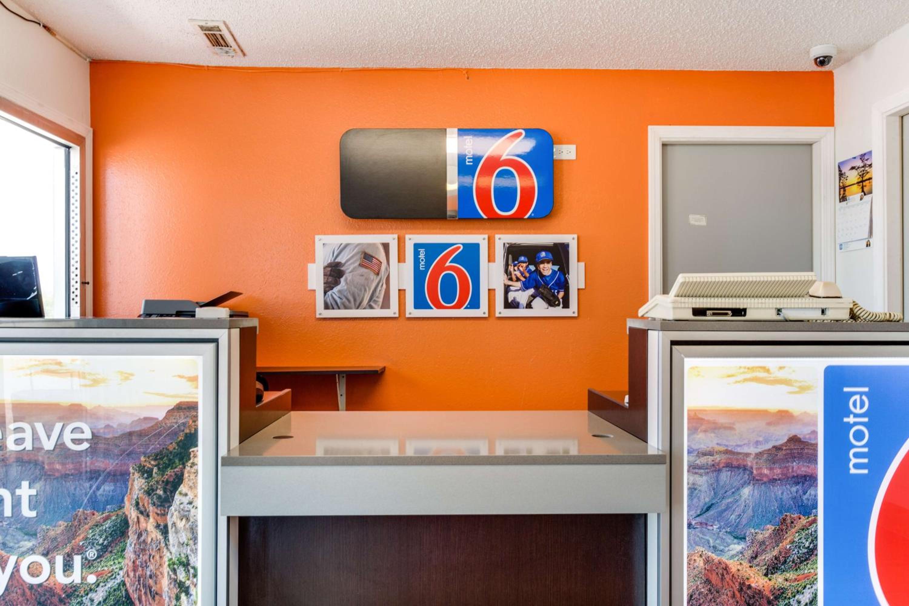 Motel 6-Fayetteville, AR