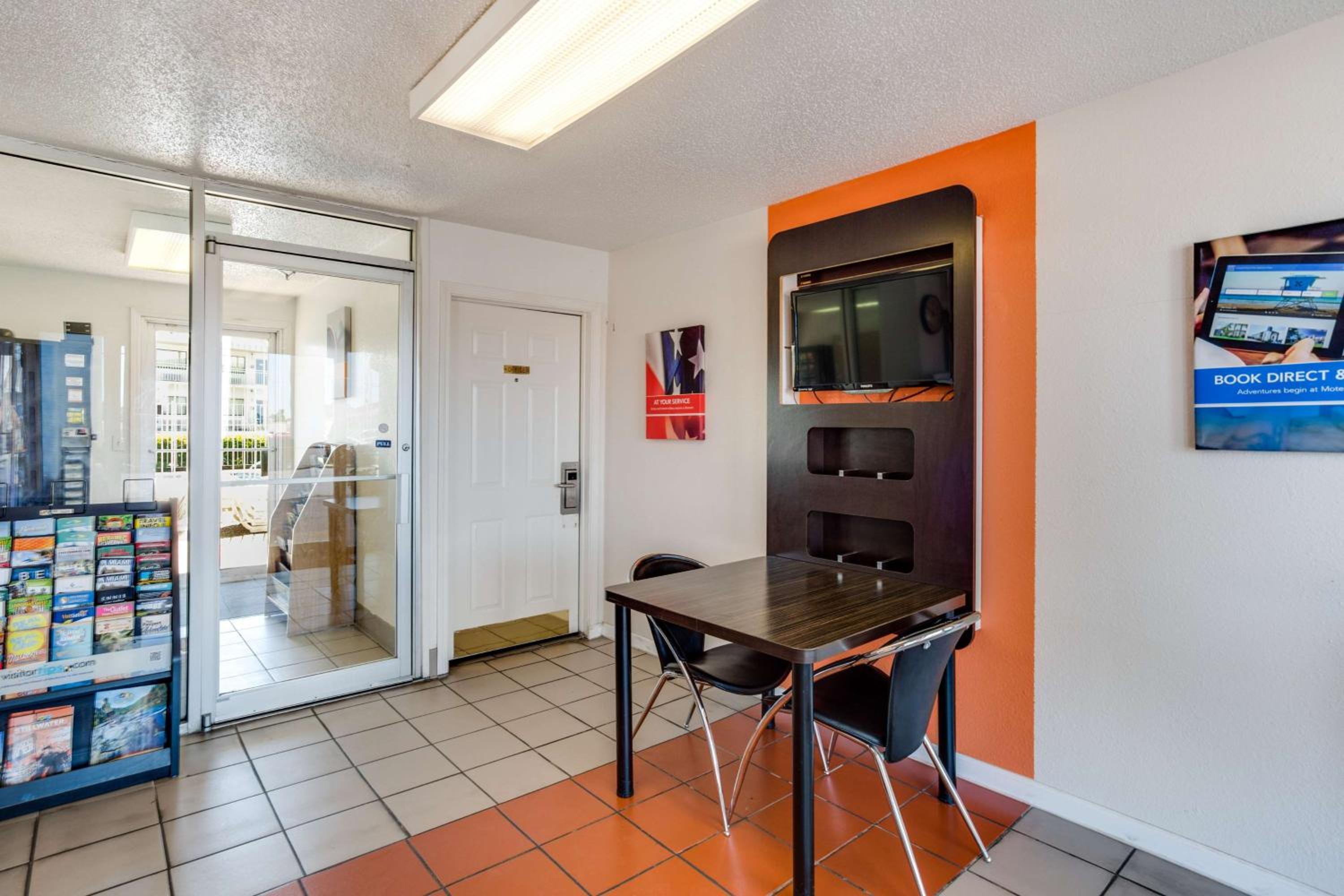 Motel 6-Fayetteville, AR