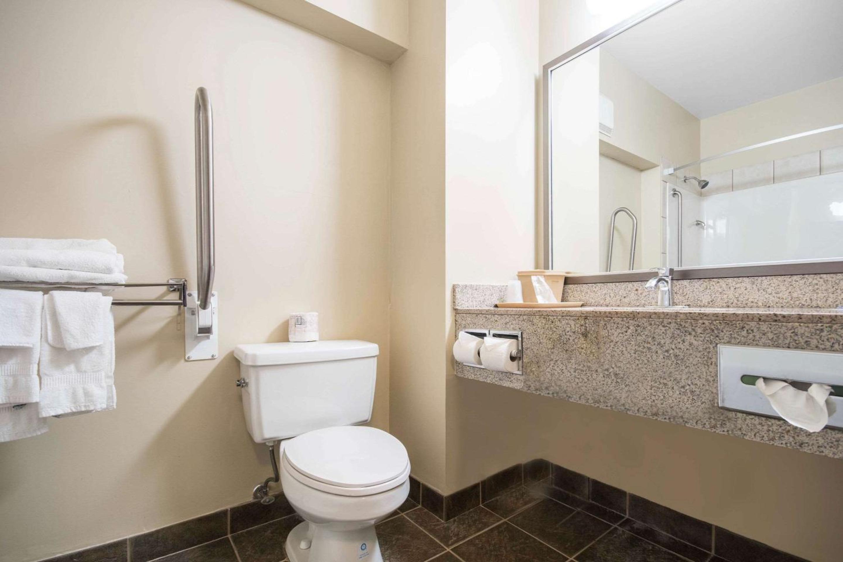 Langley Vacations - Comfort Inn  Suites - Property Image 12