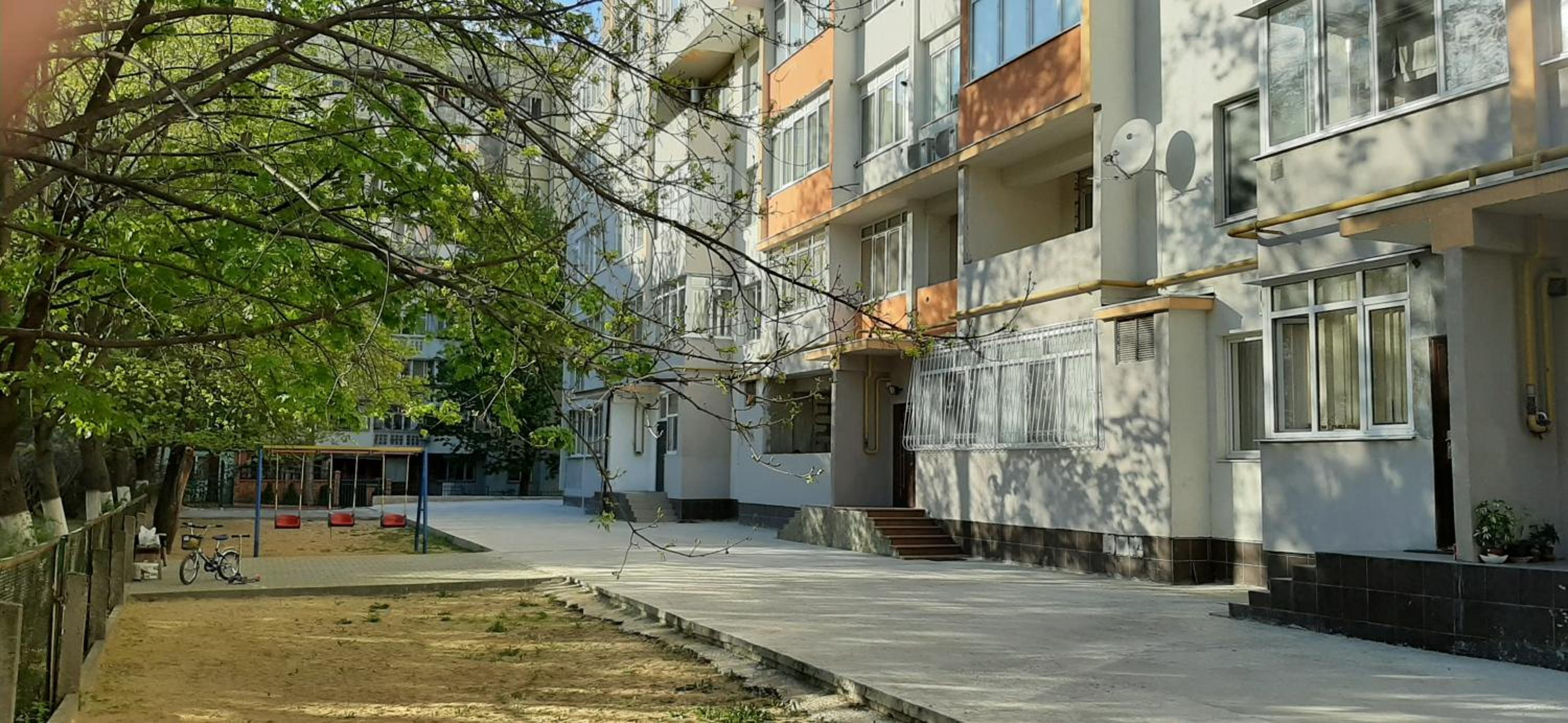 Great studio apartment and parking view 2