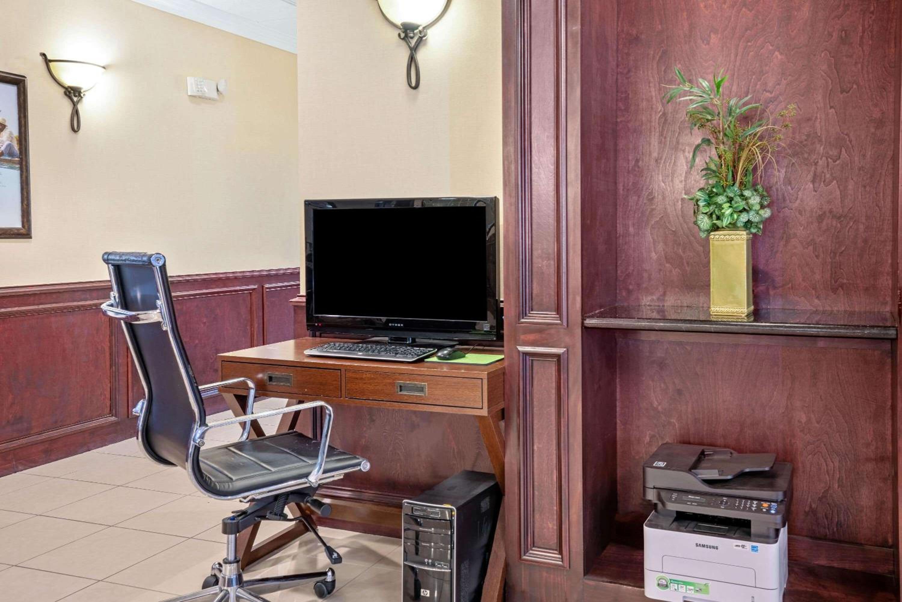 La Quinta by Wyndham Houston - Magnolia - Property Image 2