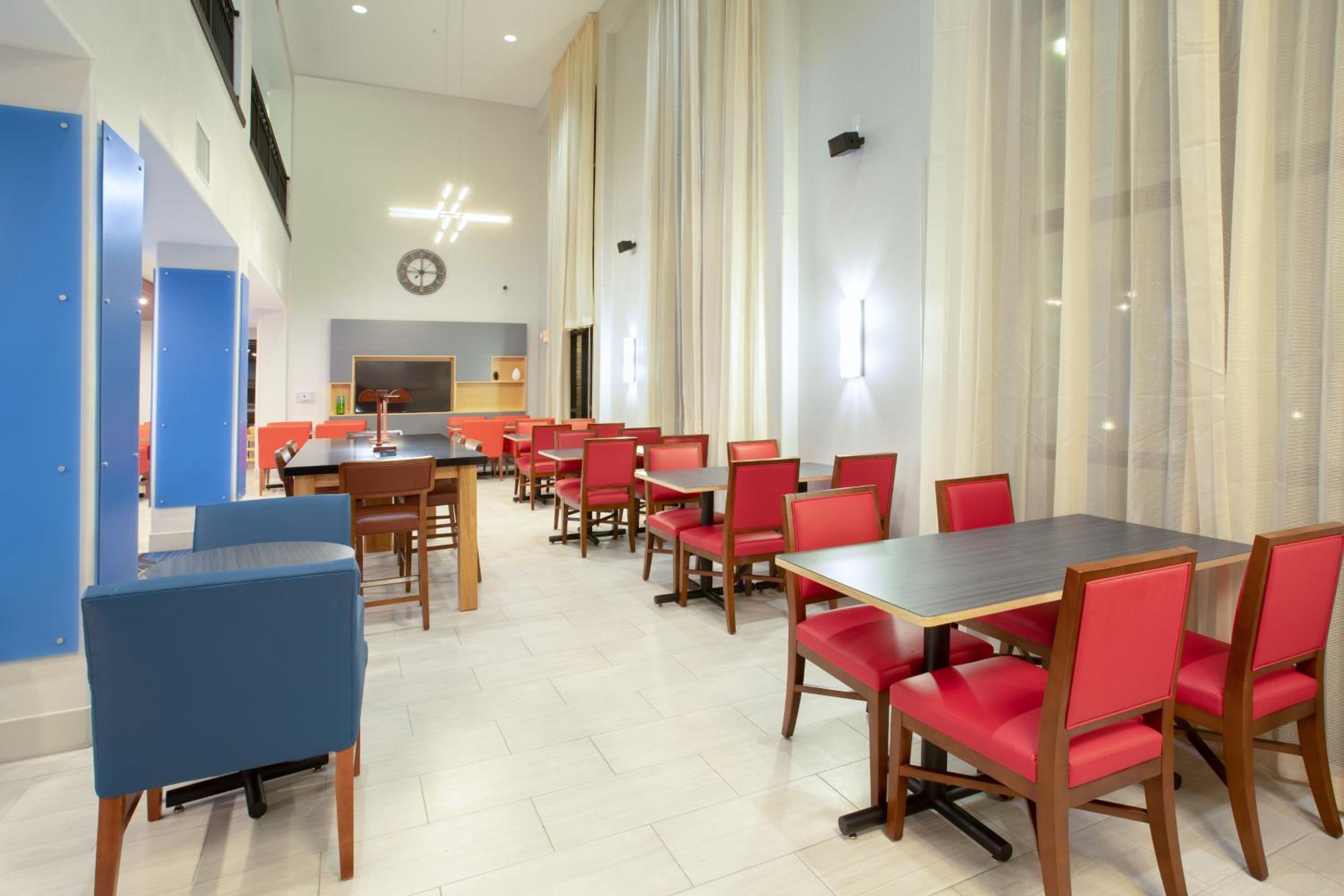 Phoenix Vacations - Holiday Inn Express  Suites Phoenix Glendale Dist, an IHG Hotel - Property Image 2