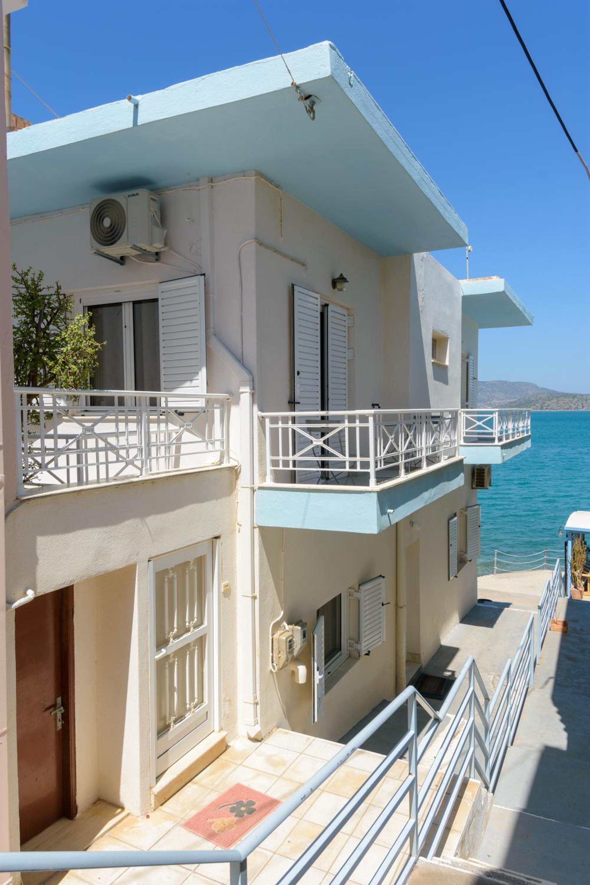 Hotel Margarita's Seafront Luxury Apartment - Image 1