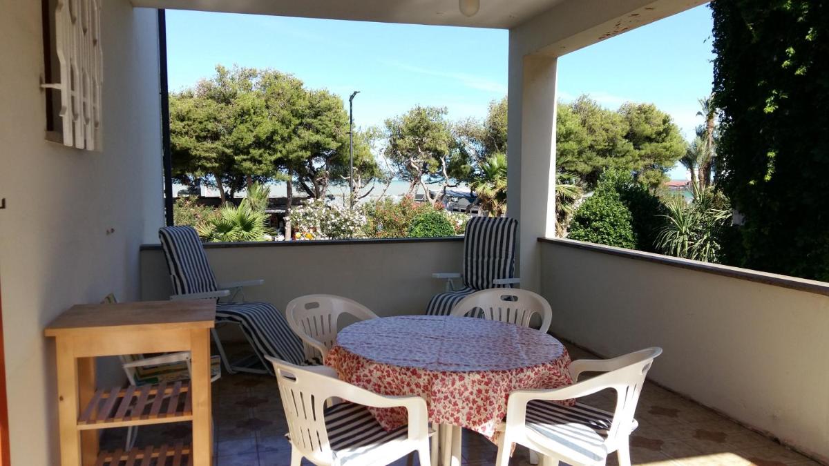 Appartamento 1° fila mare con splendida terrazza photo 2