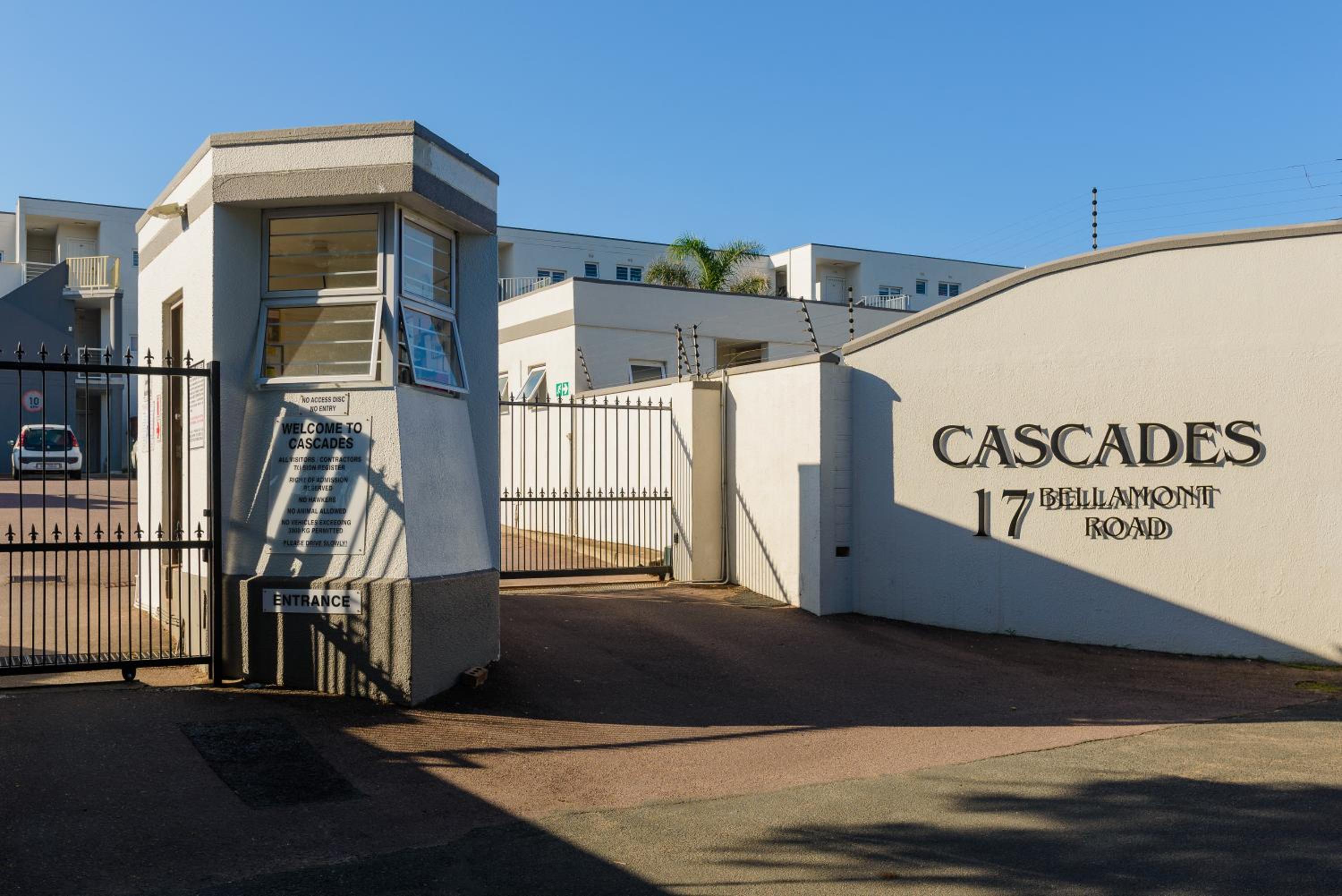Hotel Sands Beach Breaks Umdloti Beach View - Image 1