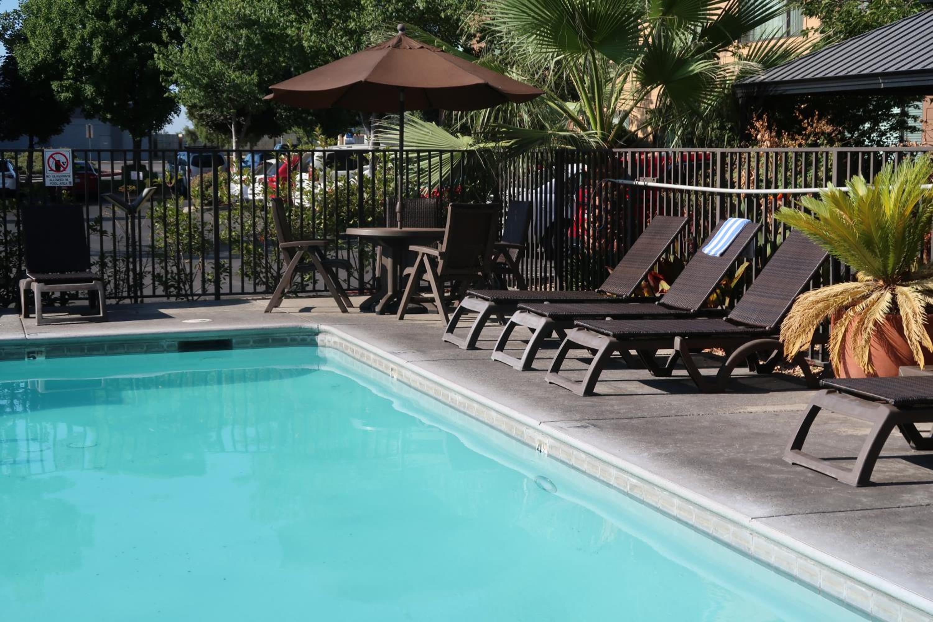 Chico Vacations - Oxford Suites Chico - Property Image 5