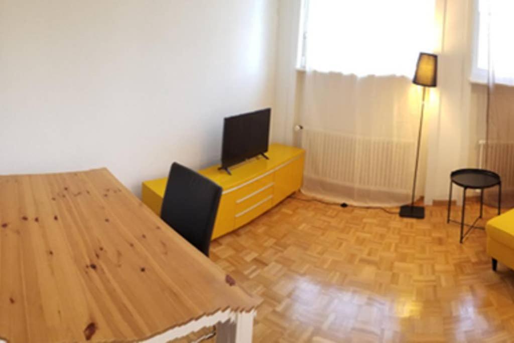 HSH Barre 6 - City Apartment next Cathedral Lausanne view 3