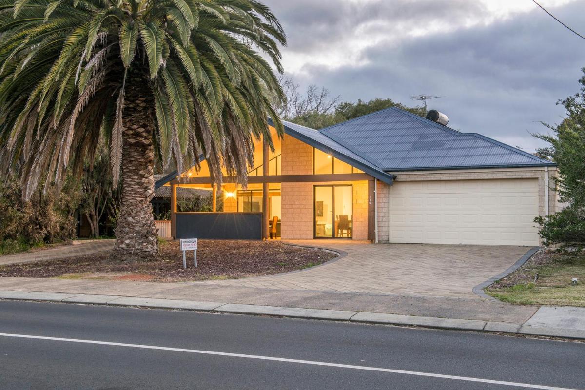 Hotel Snoozeaway - Image 1