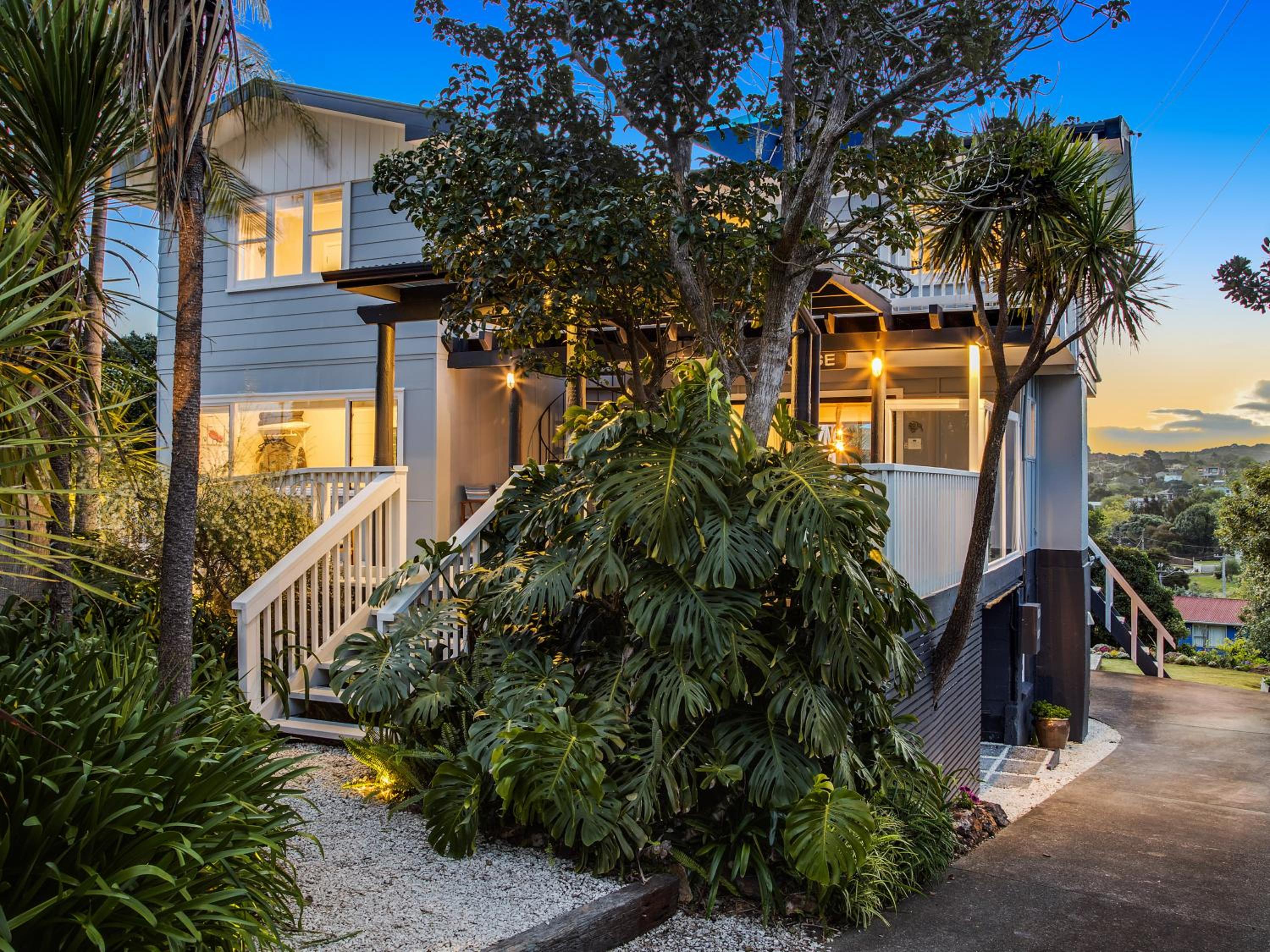 Kiwi House Waiheke view 2