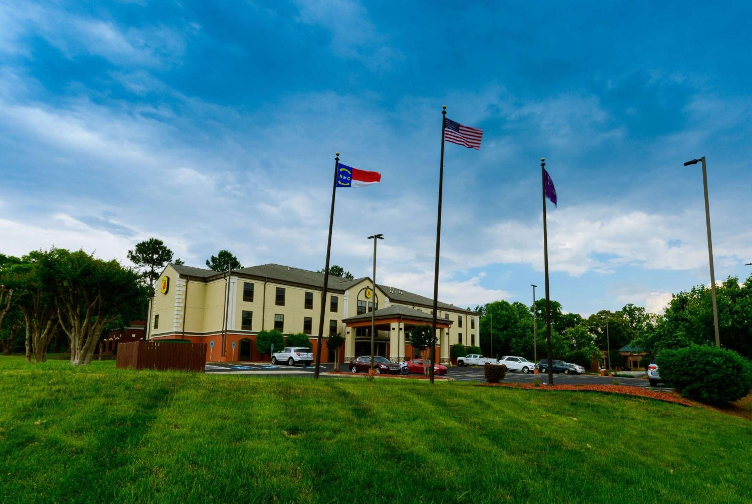 Hotel Super 8 by Wyndham High Point/Greensboro - Image 1