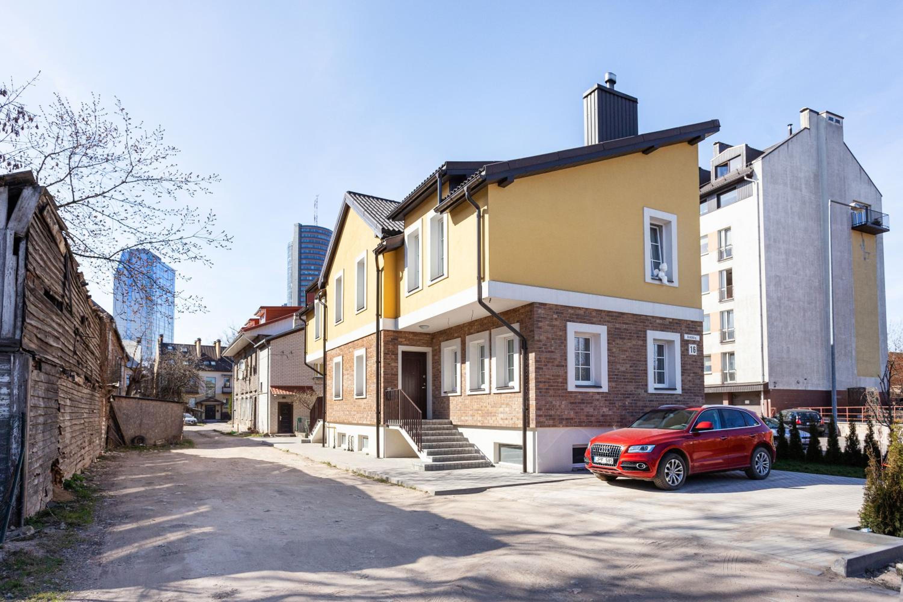 3 Bedroom Apartment 24h self check in, free parking, Ac, fireplace view 4