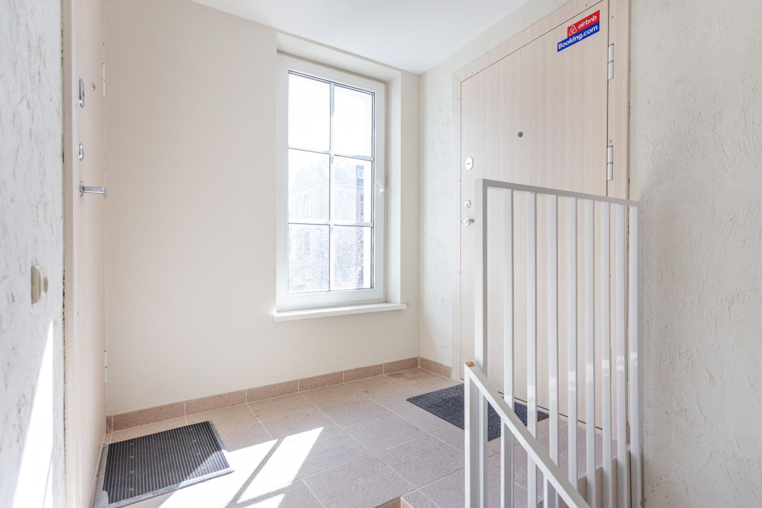 3 Bedroom Apartment 24h self check in, free parking, Ac, fireplace view 2