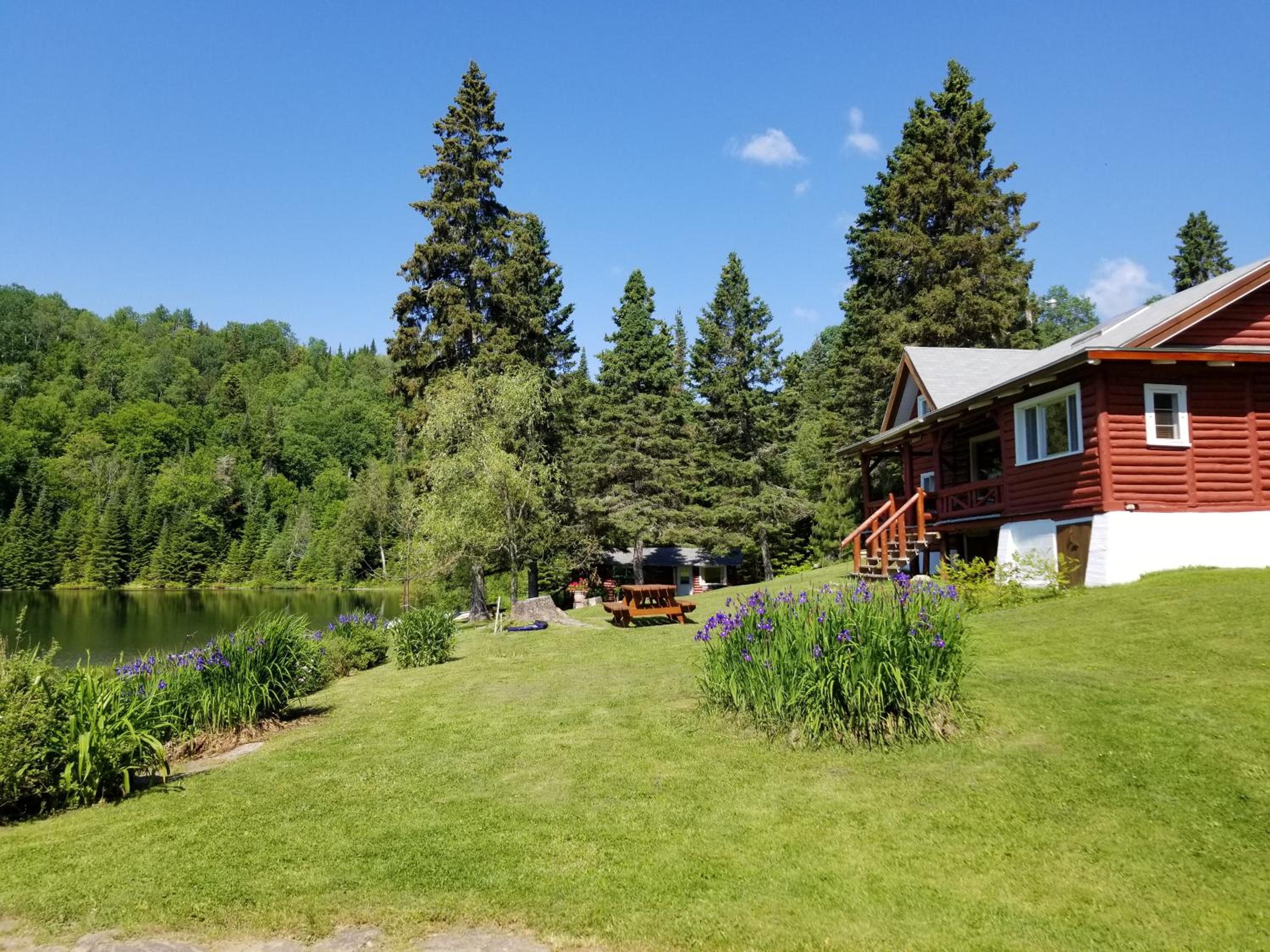 Kan-à-Mouche Pourvoirie Auberge et Chalets