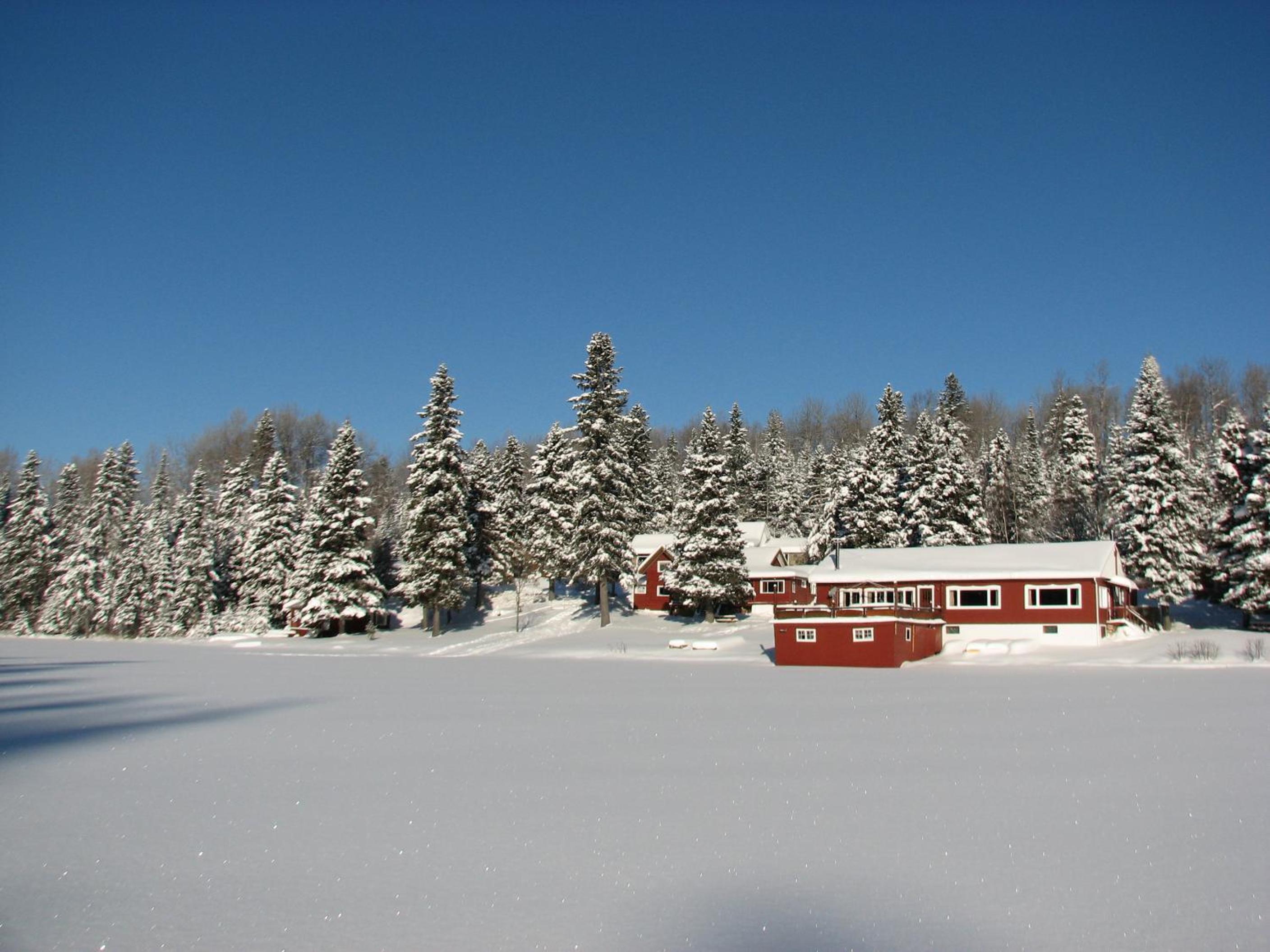 Kan-à-Mouche Pourvoirie Auberge et Chalets