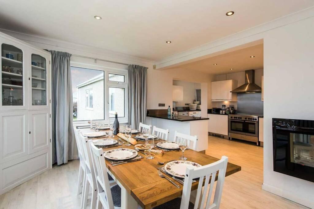 Ty DERYN - SLEEPS 6-SPACIOUS FAMILY HOLIDAY HOME view 2