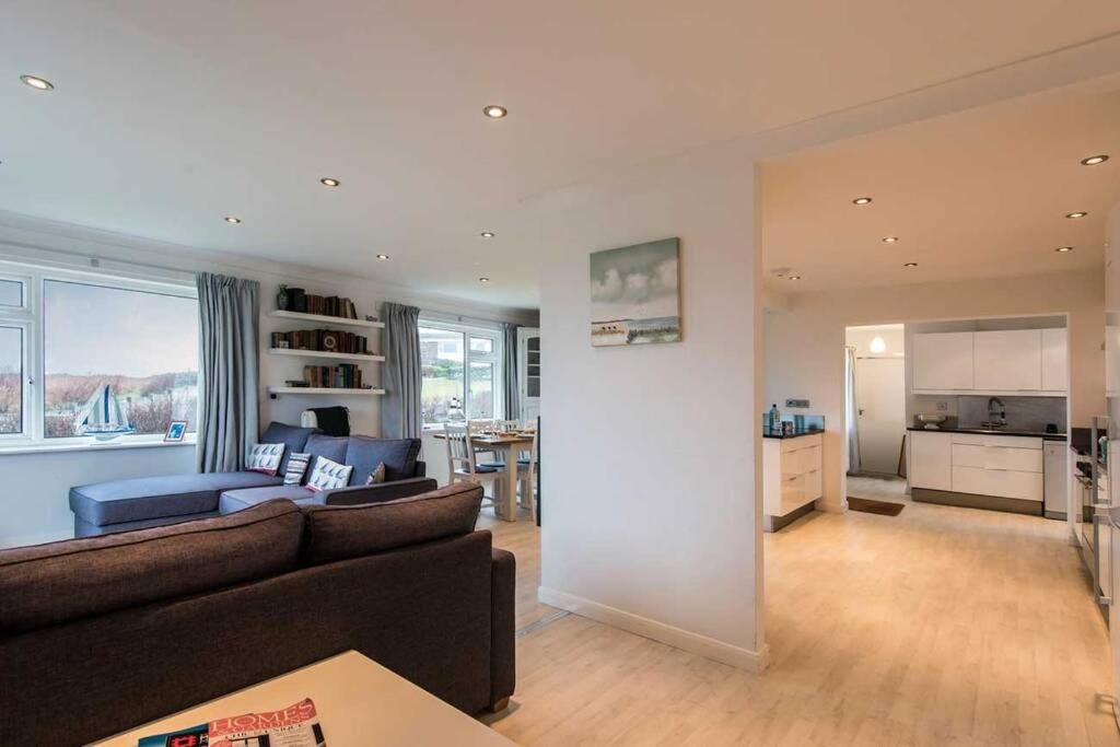 Ty DERYN - SLEEPS 6-SPACIOUS FAMILY HOLIDAY HOME view 3